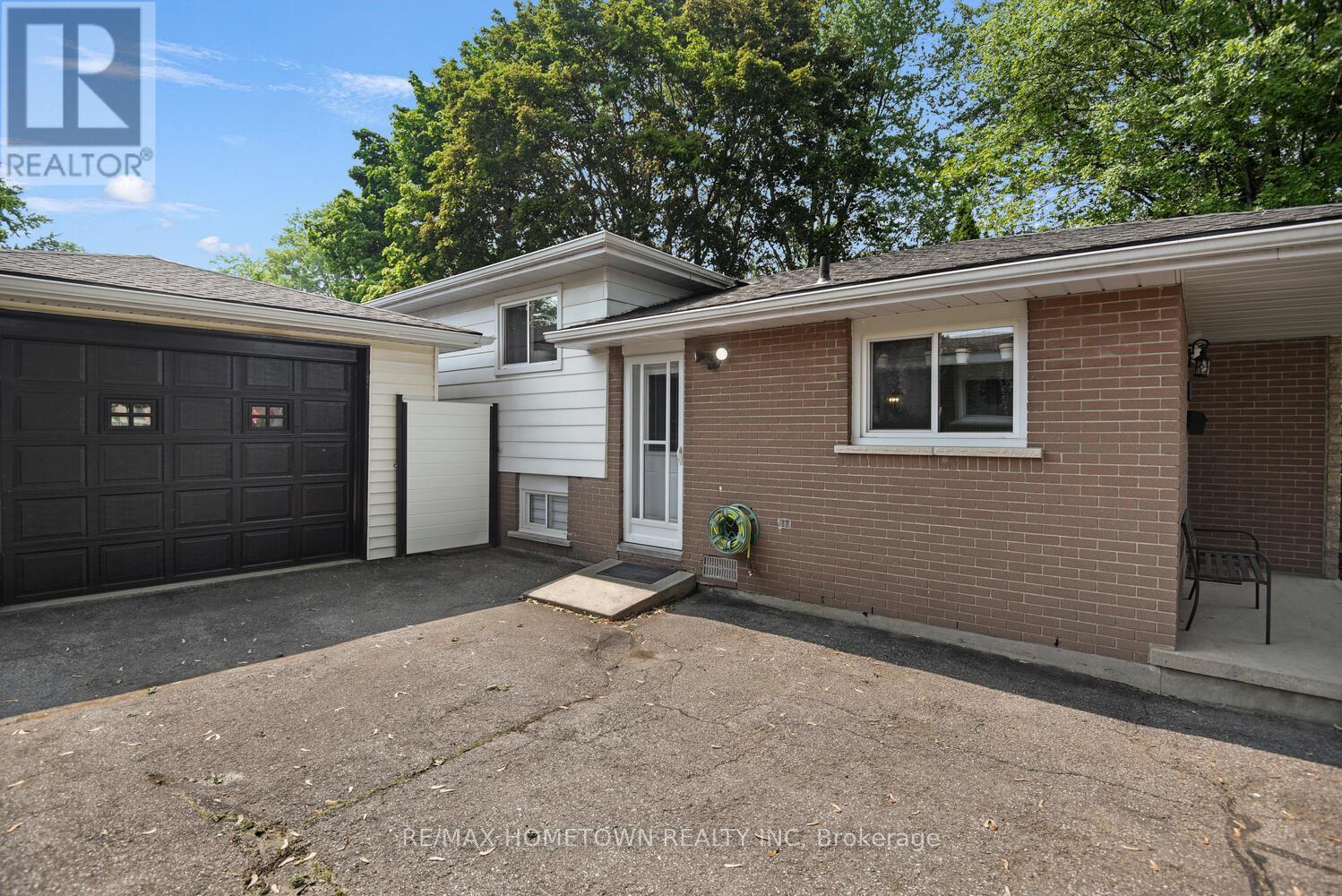 Photo 35 of 108 Windsor Drive, Brockville ON