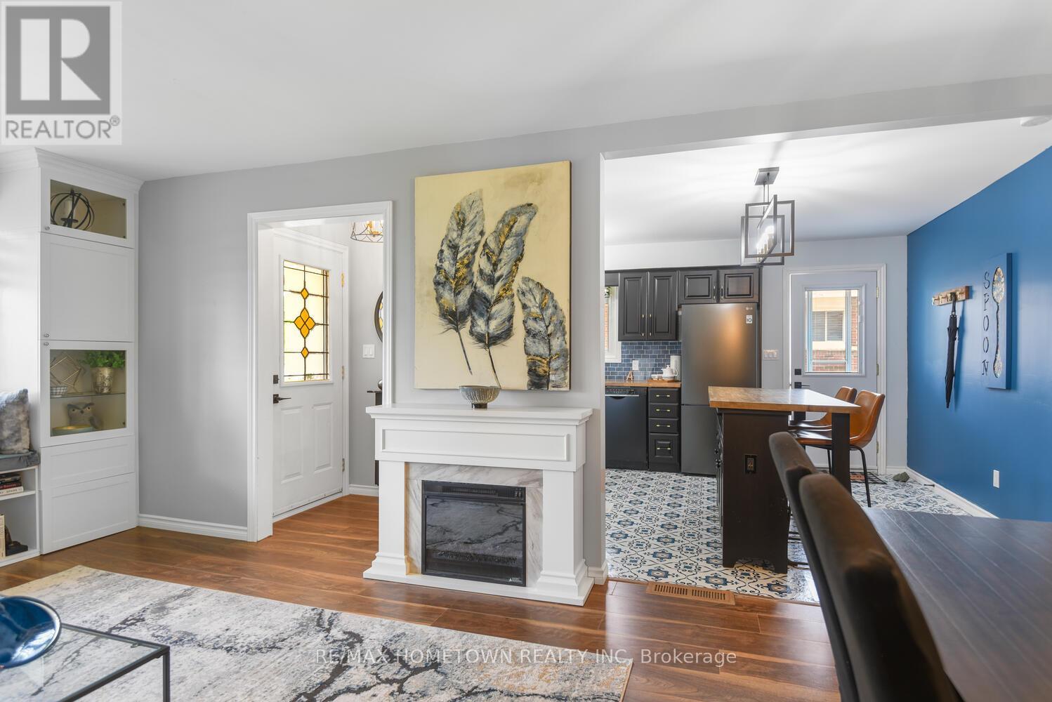 Photo 8 of 108 Windsor Drive, Brockville ON