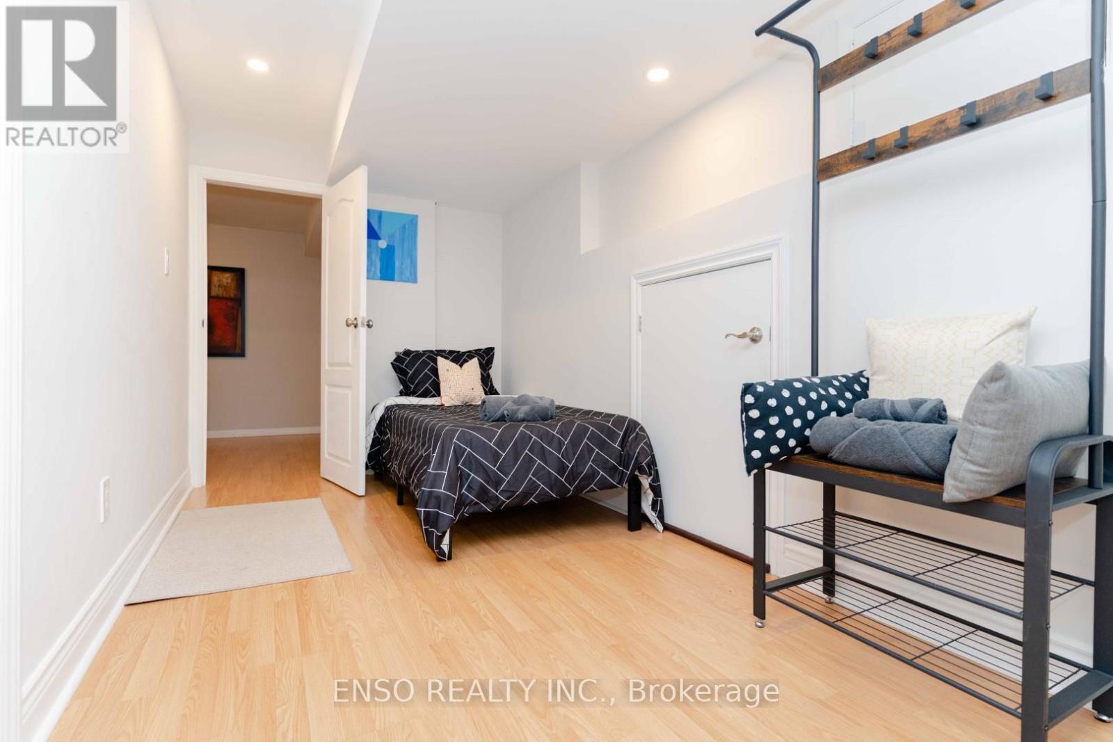 24 GENTRY CRESCENT - 40