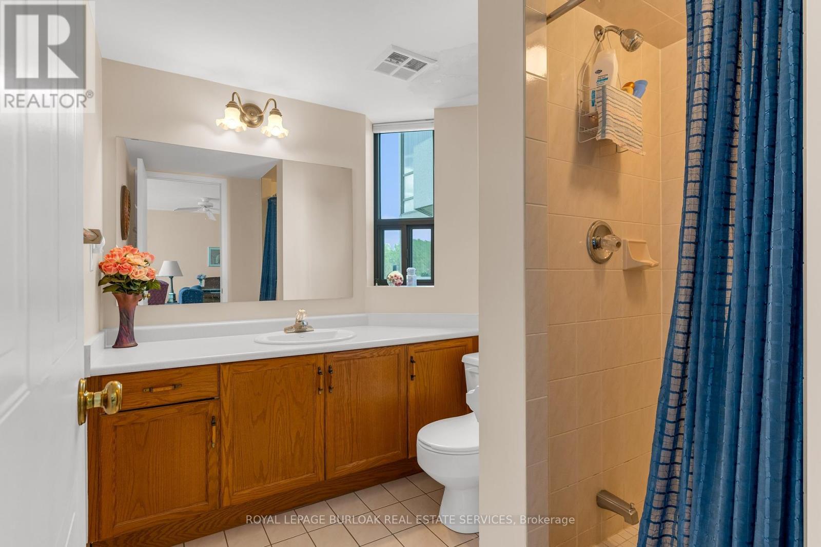 Photo 4 of 207 5070 Pinedale Avenue, Burlington ON