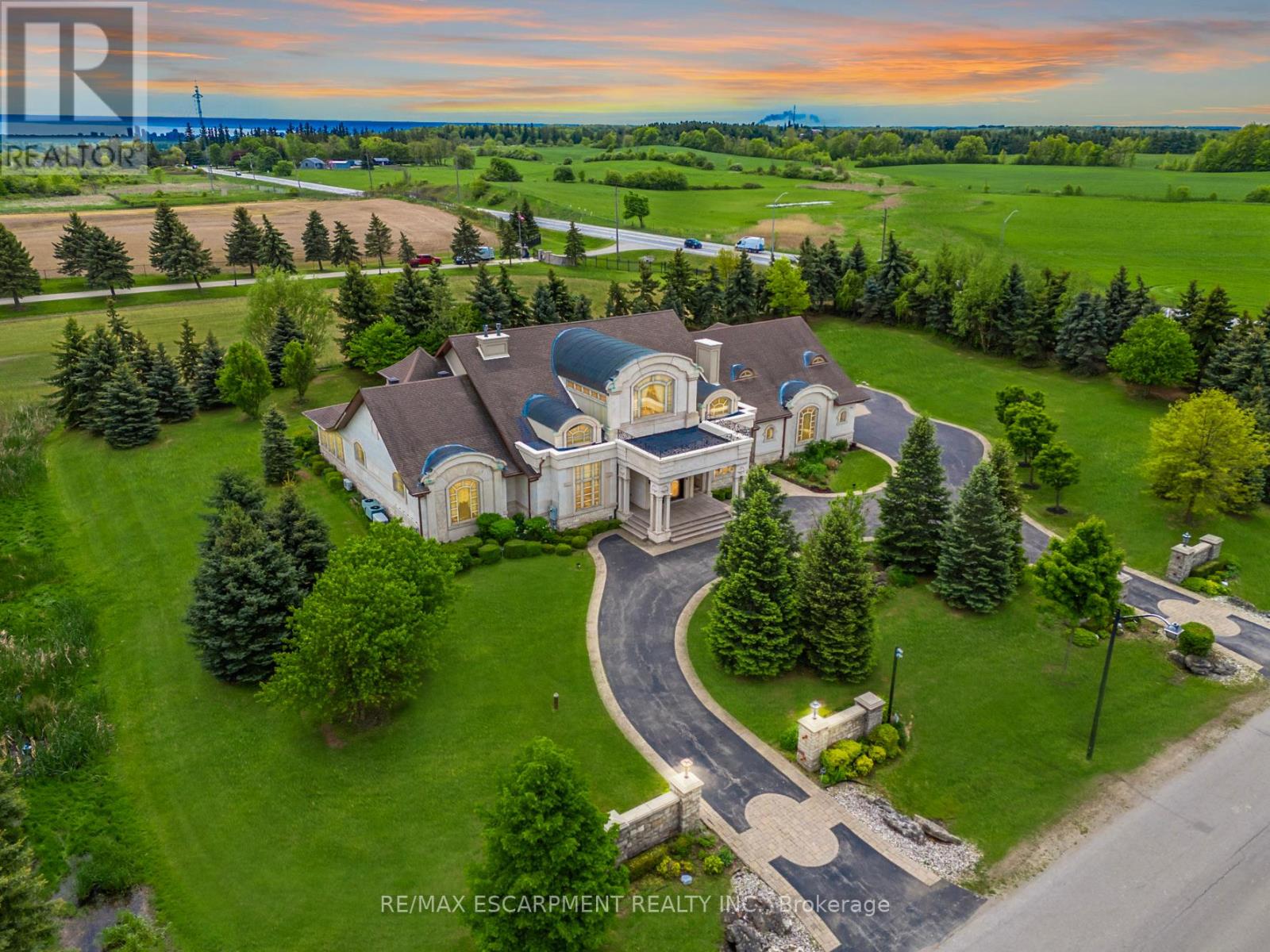 Photo 1 of 2594 Bluffs Way, Burlington ON