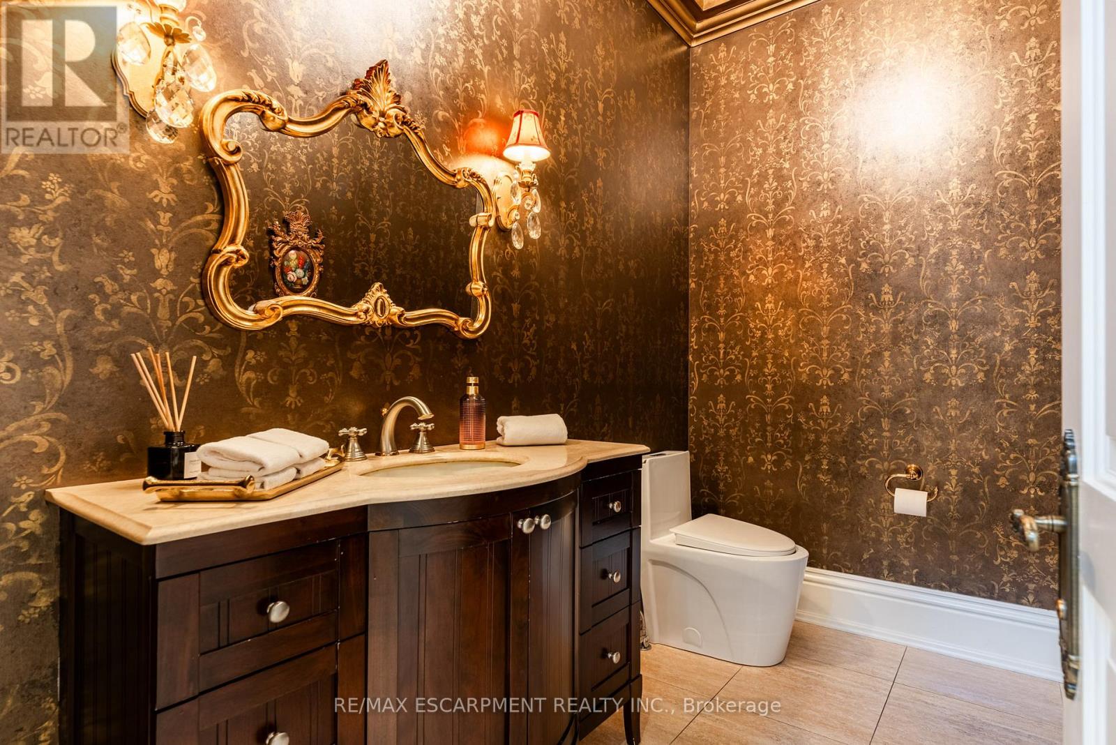 Photo 18 of 2594 Bluffs Way, Burlington ON