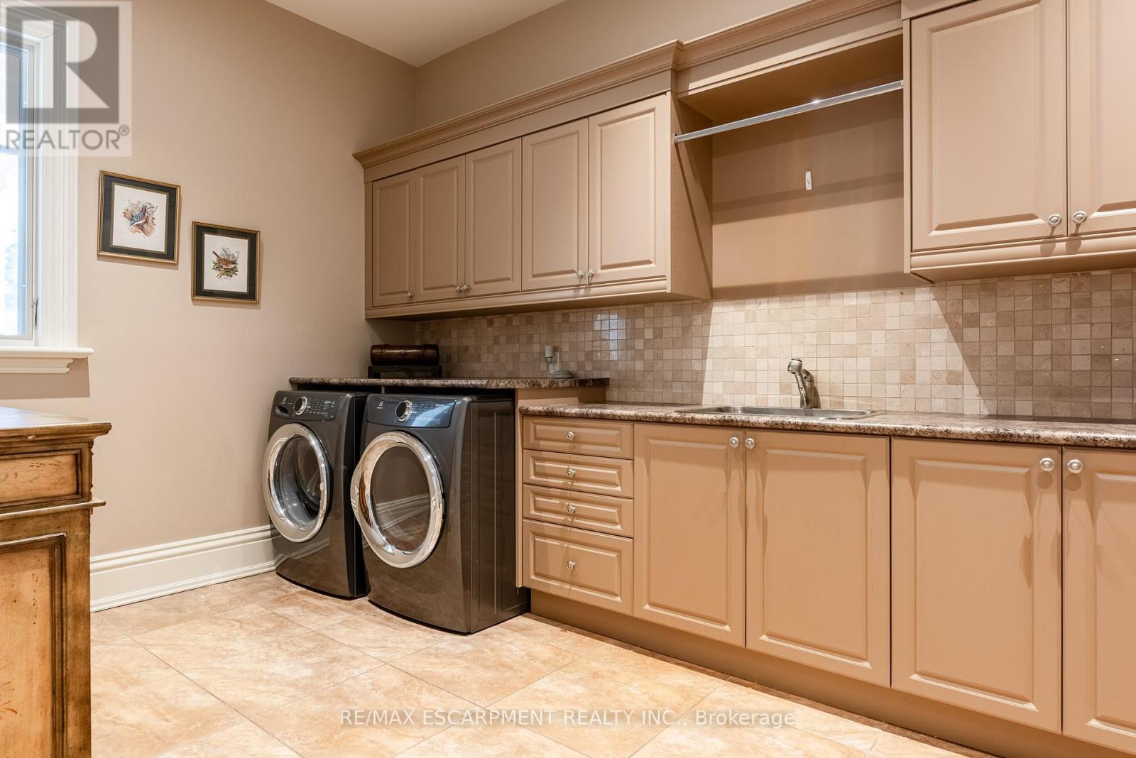 Photo 19 of 2594 Bluffs Way, Burlington ON