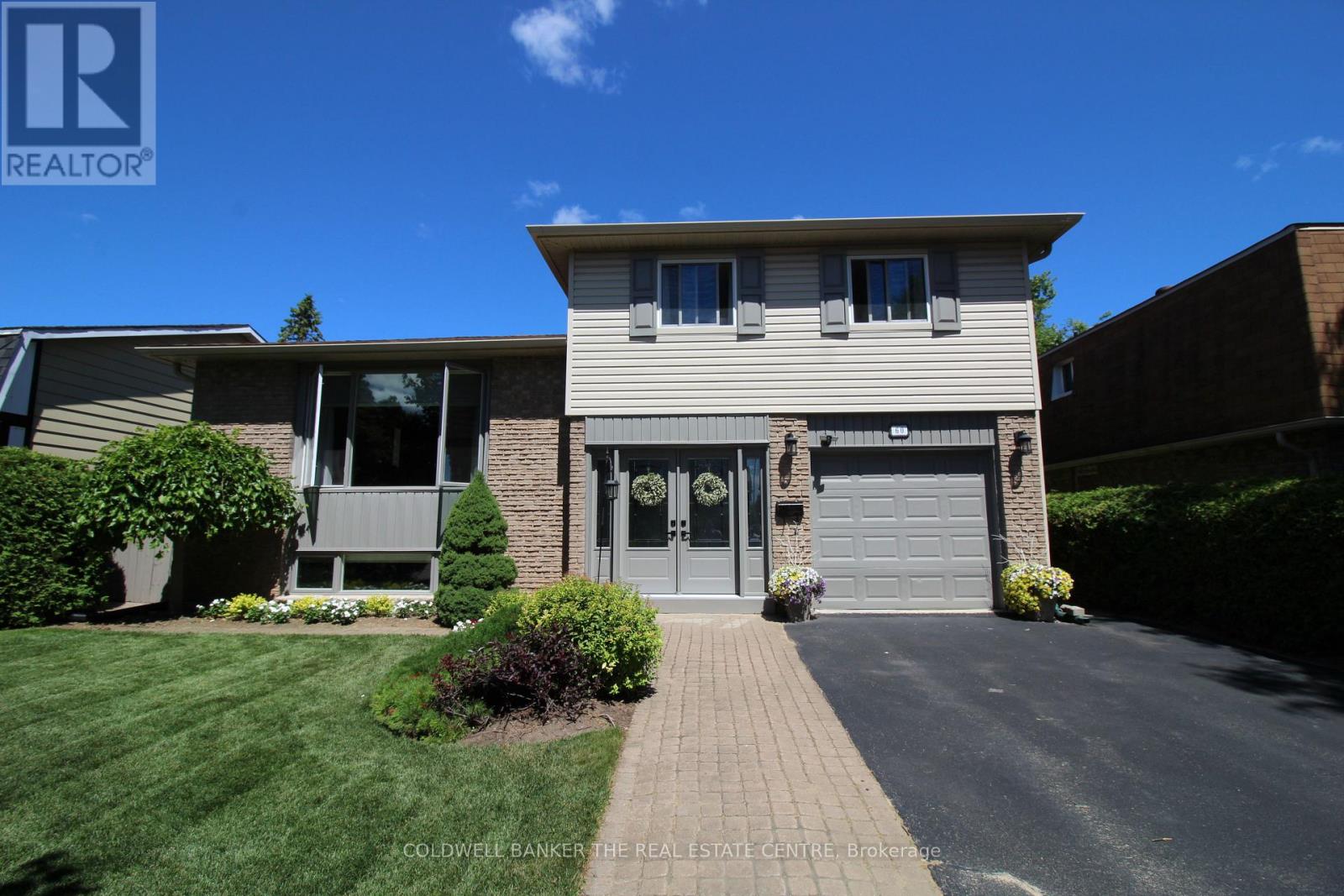 Photo 9 of 60 Chieftain Crescent, Barrie ON