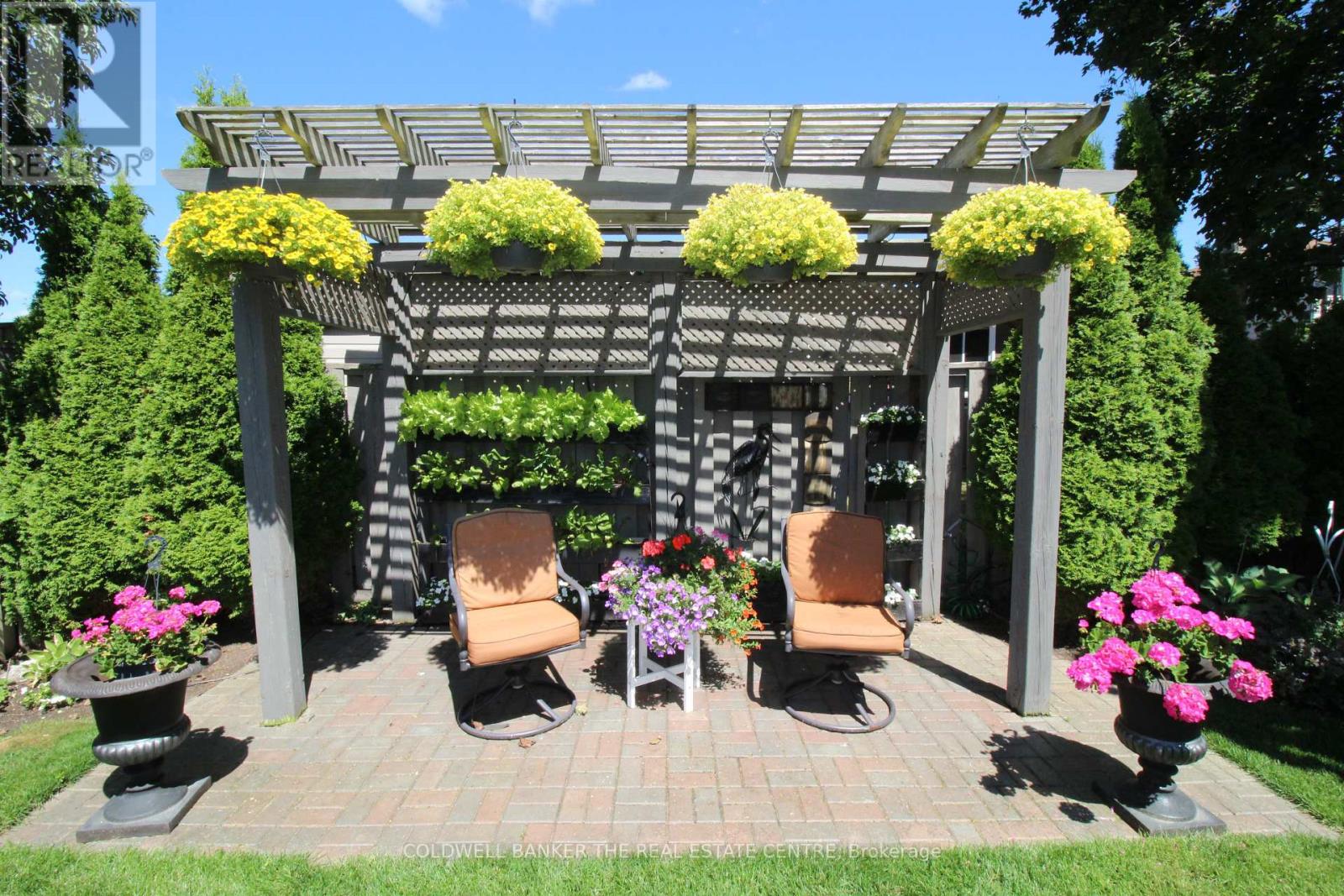 Photo 20 of 60 Chieftain Crescent, Barrie ON