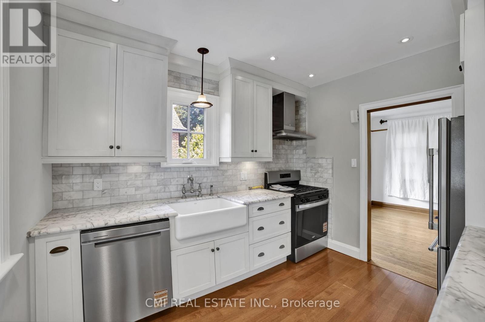 Photo 11 of 978 North Shore Boulevard W, Burlington ON