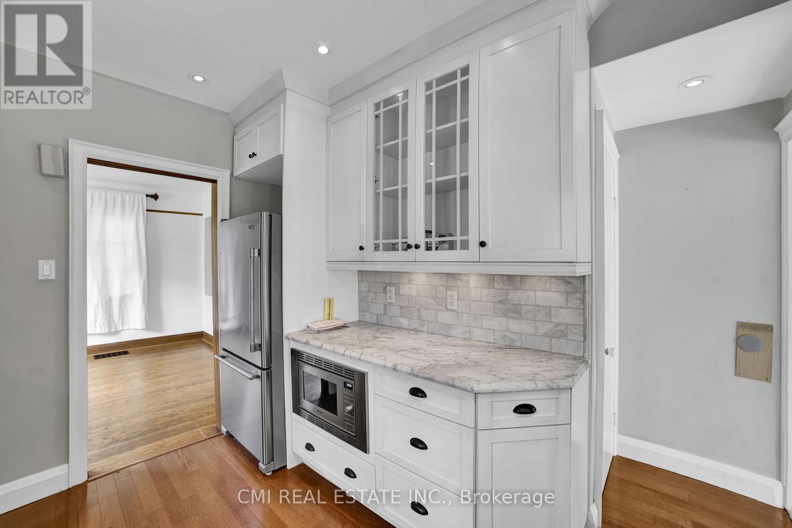Photo 12 of 978 North Shore Boulevard W, Burlington ON