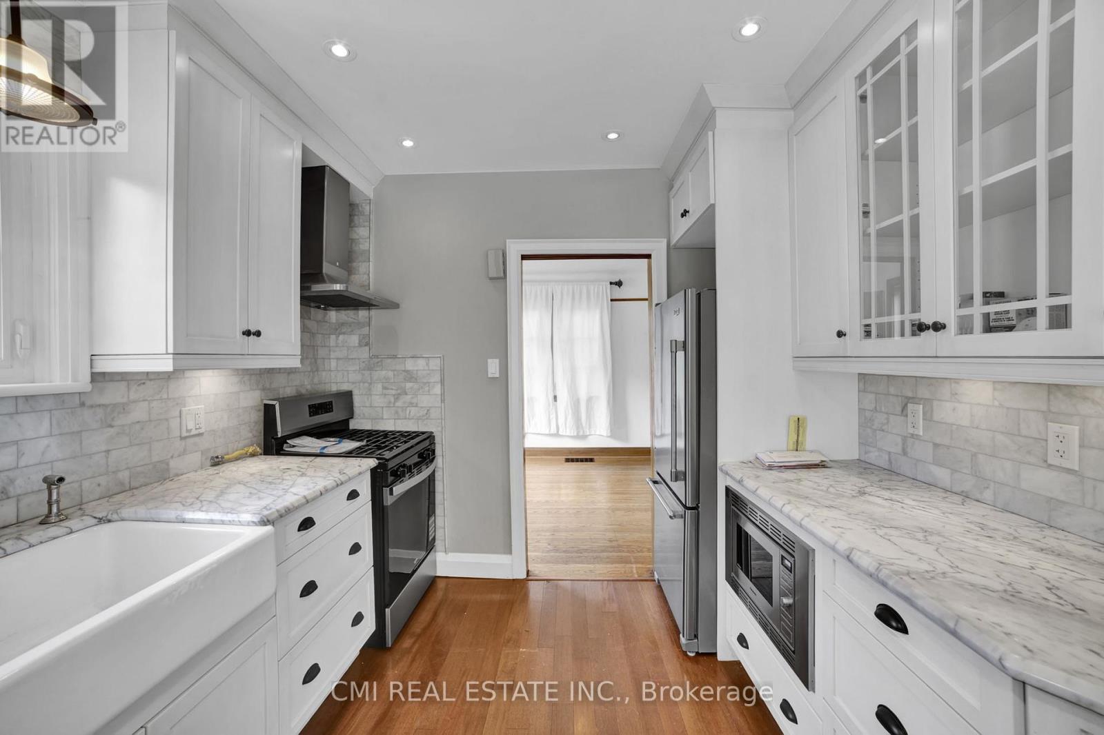 Photo 13 of 978 North Shore Boulevard W, Burlington ON