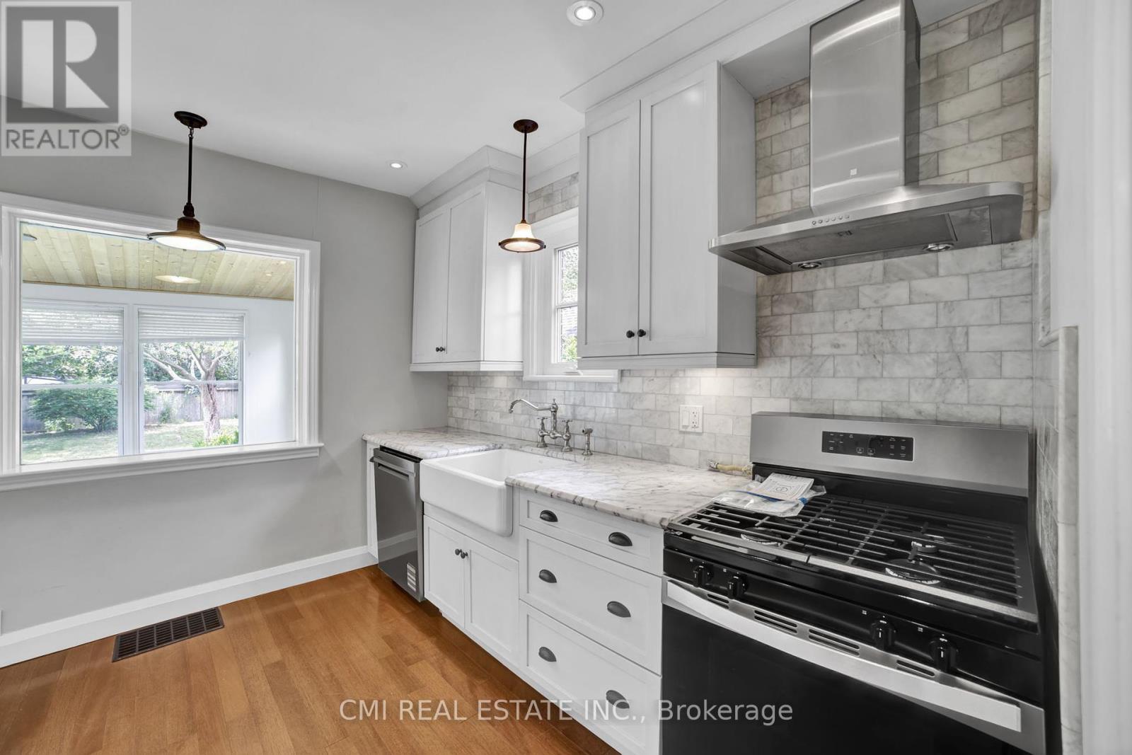 Photo 14 of 978 North Shore Boulevard W, Burlington ON