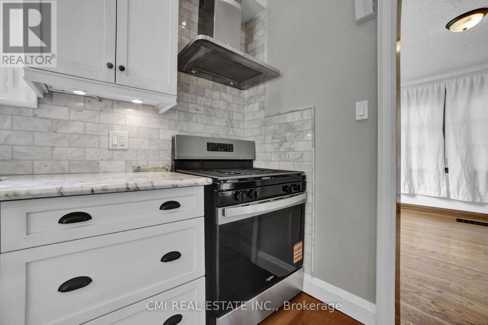 Photo 16 of 978 North Shore Boulevard W, Burlington ON