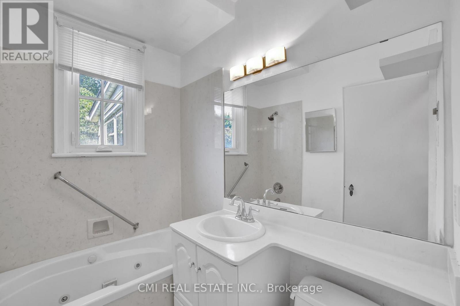 Photo 17 of 978 North Shore Boulevard W, Burlington ON