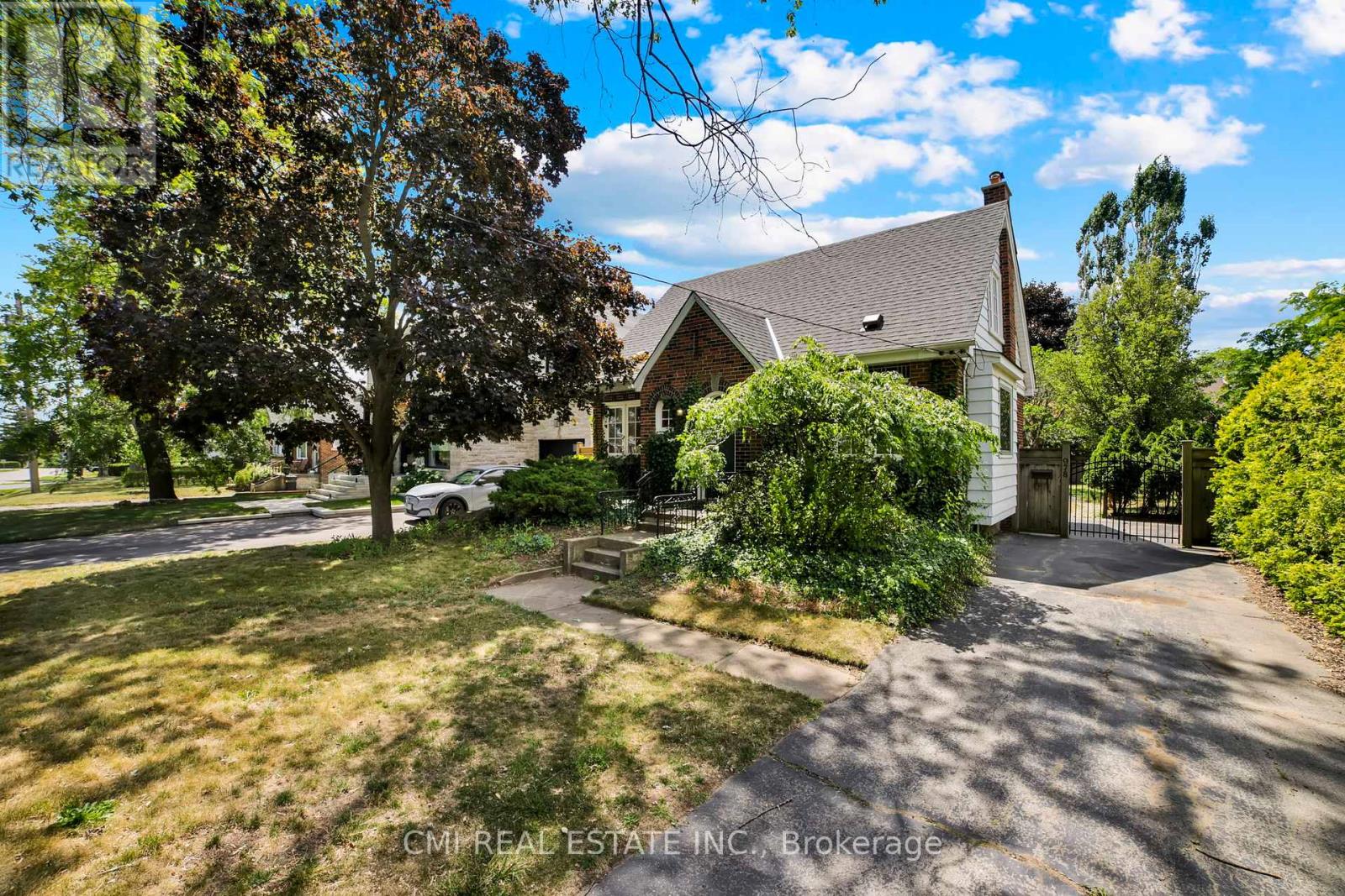 Photo 2 of 978 North Shore Boulevard W, Burlington ON