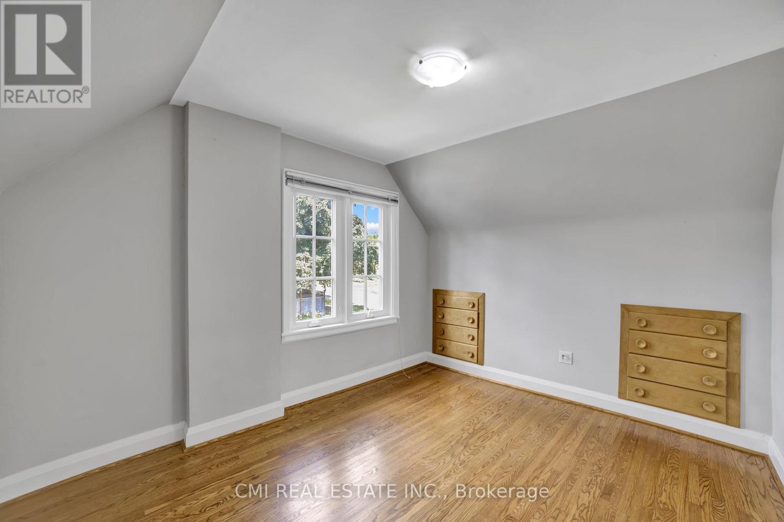 Photo 22 of 978 North Shore Boulevard W, Burlington ON