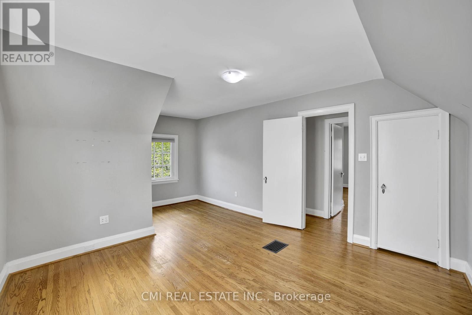 Photo 23 of 978 North Shore Boulevard W, Burlington ON