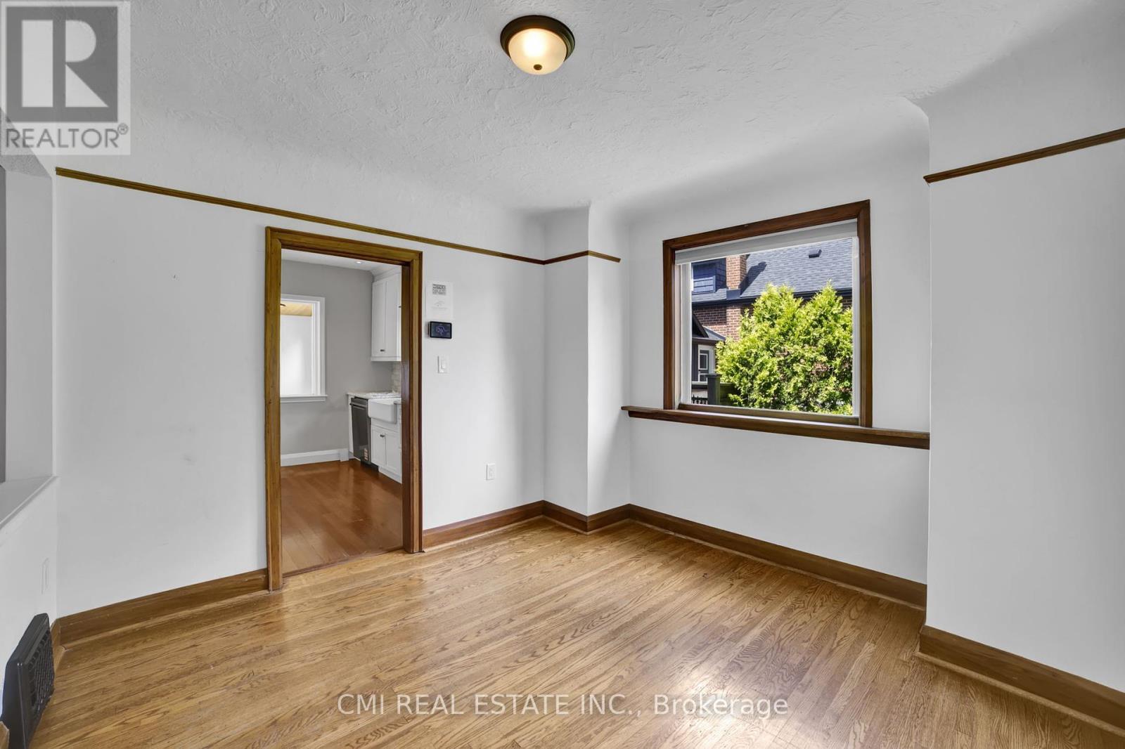 Photo 9 of 978 North Shore Boulevard W, Burlington ON