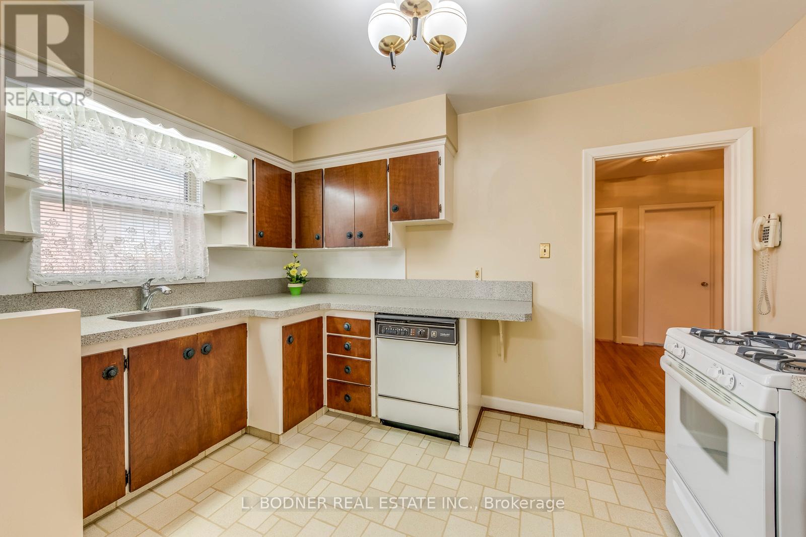 Photo 10 of 150 Silverhill Drive, Toronto ON