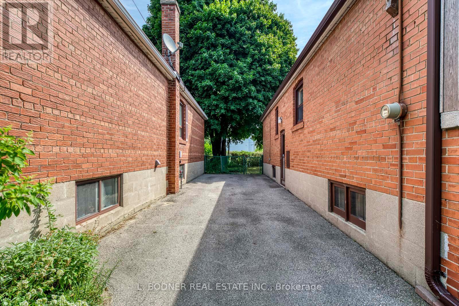 Photo 32 of 150 Silverhill Drive, Toronto ON