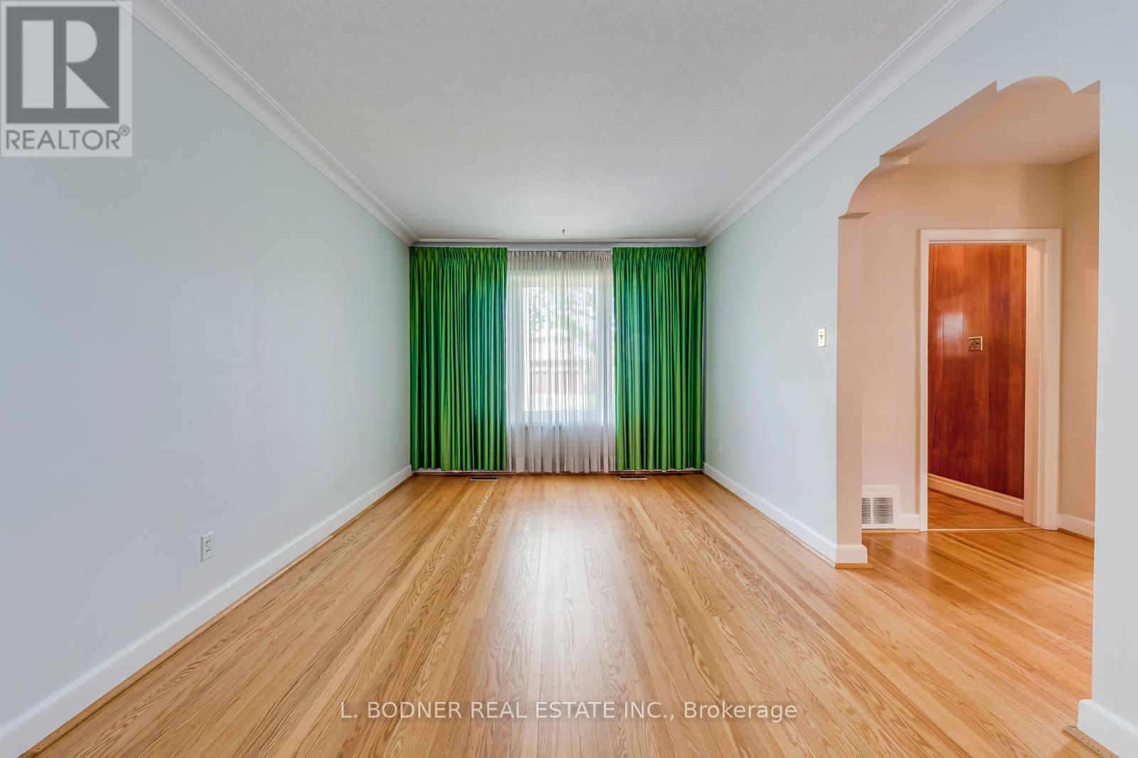 Photo 4 of 150 Silverhill Drive, Toronto ON