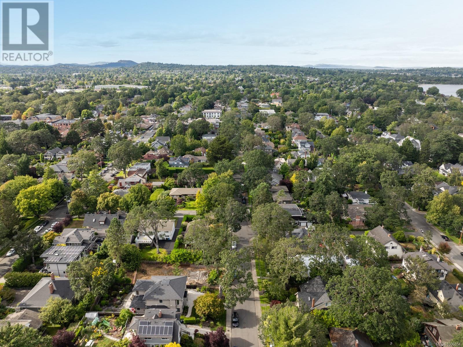 Photo 13 of 1256 Oliver St, Oak Bay BC