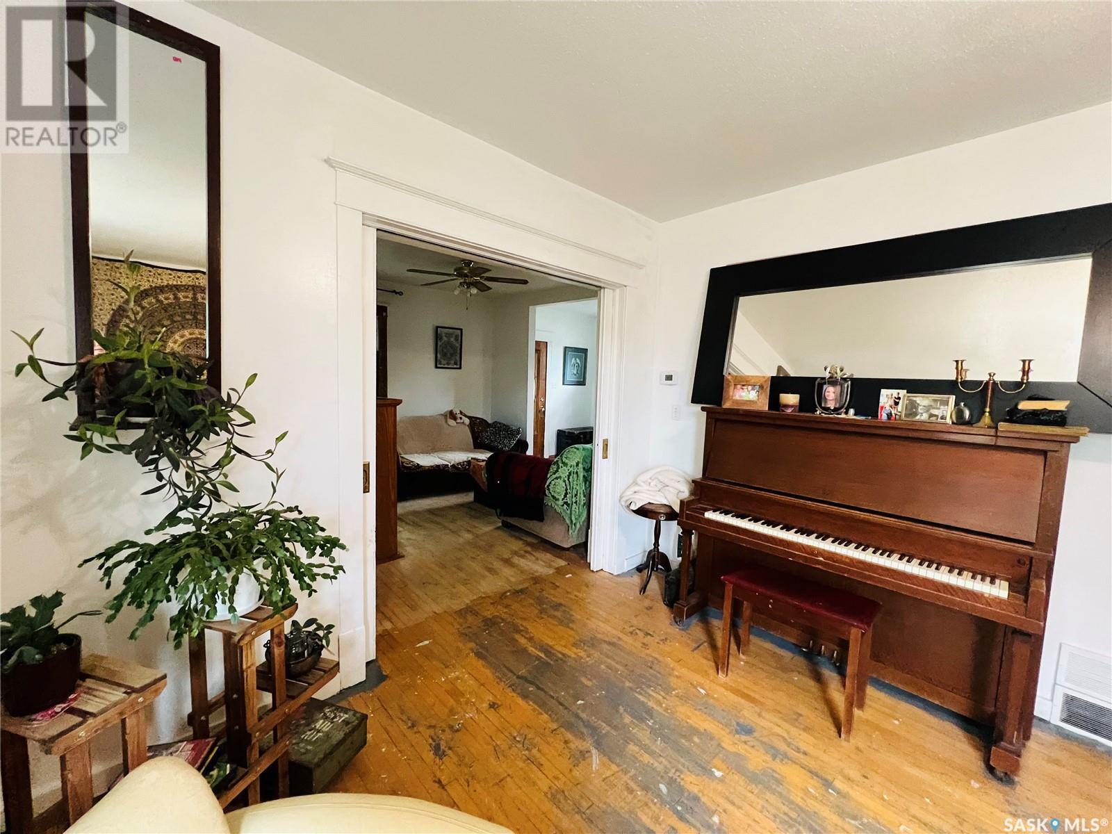 Single Family House 2 Level for Sale in  st AVENUE NE Swift Current 