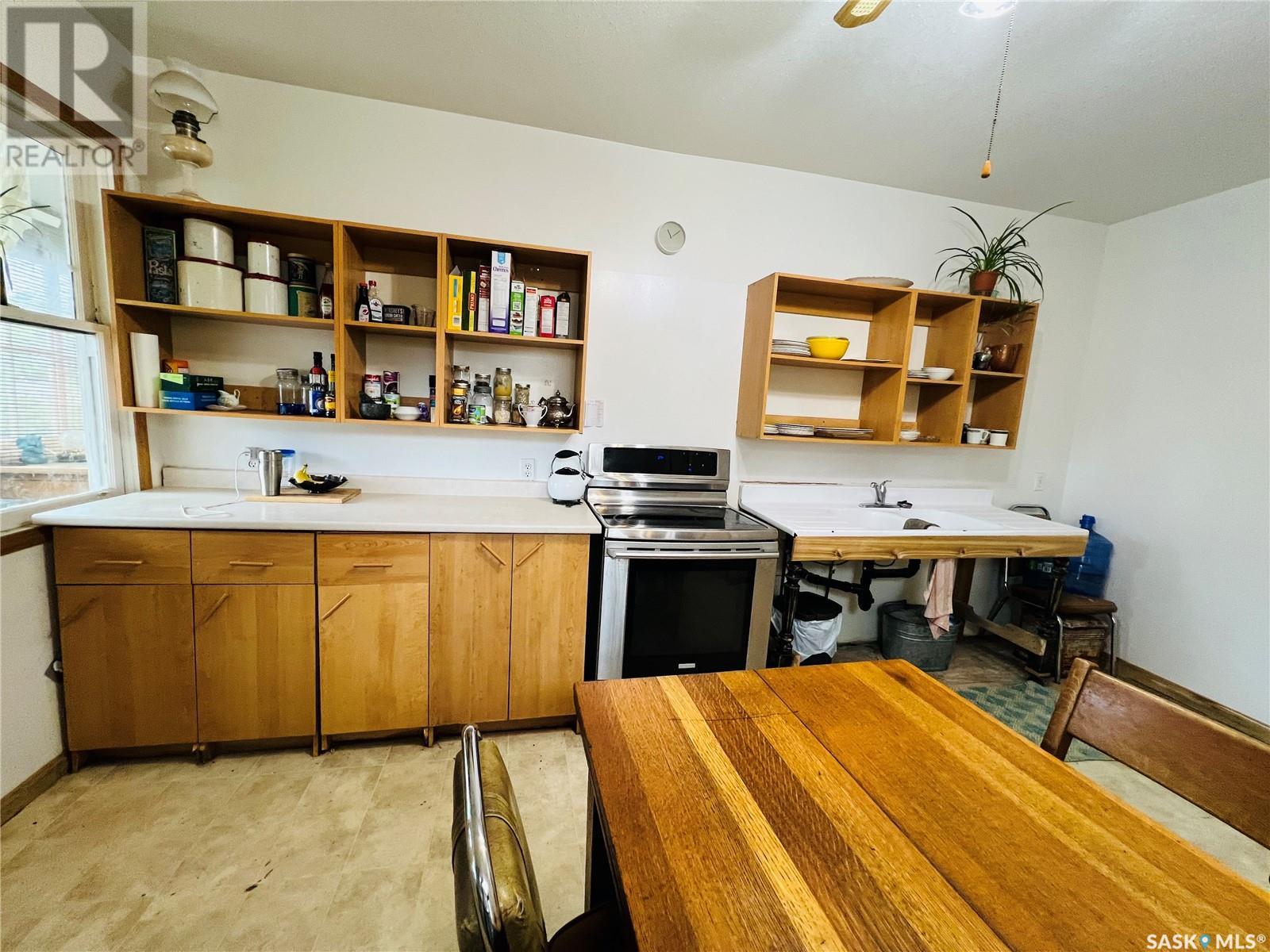 Single Family House 2 Level for Sale in  st AVENUE NE Swift Current 