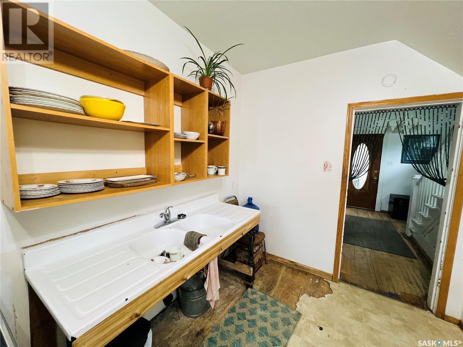 Single Family House 2 Level for Sale in  st AVENUE NE Swift Current 