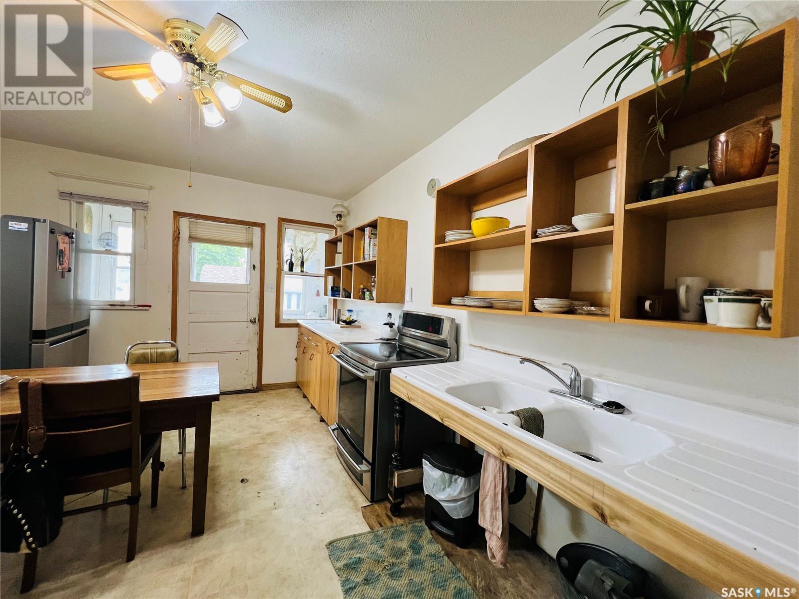 Single Family House 2 Level for Sale in  st AVENUE NE Swift Current 