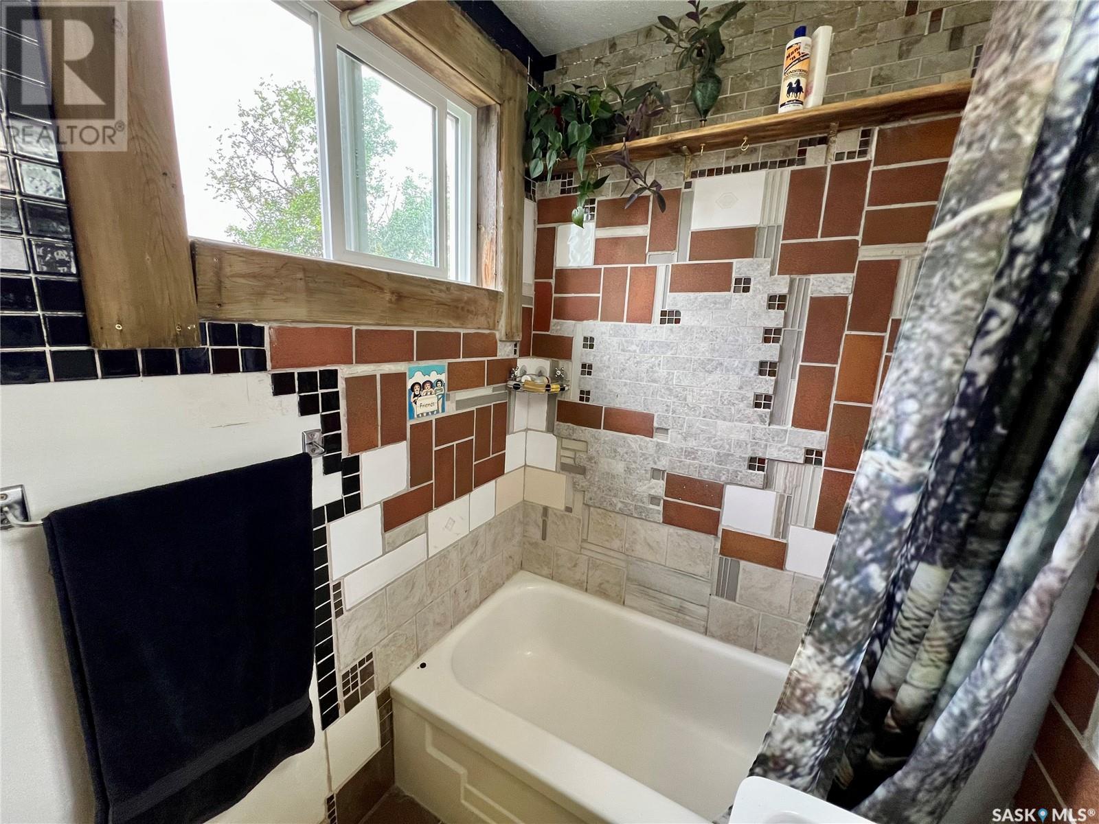 Single Family House 2 Level for Sale in  st AVENUE NE Swift Current 