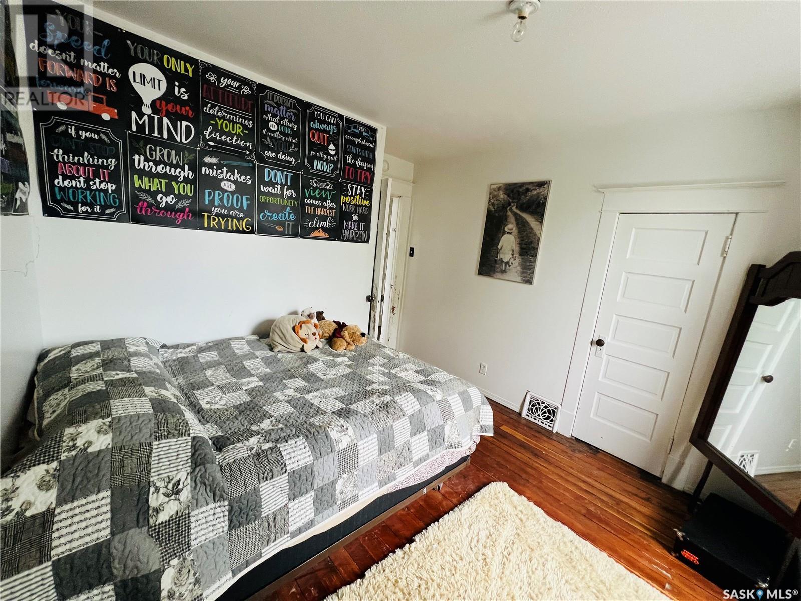 Single Family House 2 Level for Sale in  st AVENUE NE Swift Current 