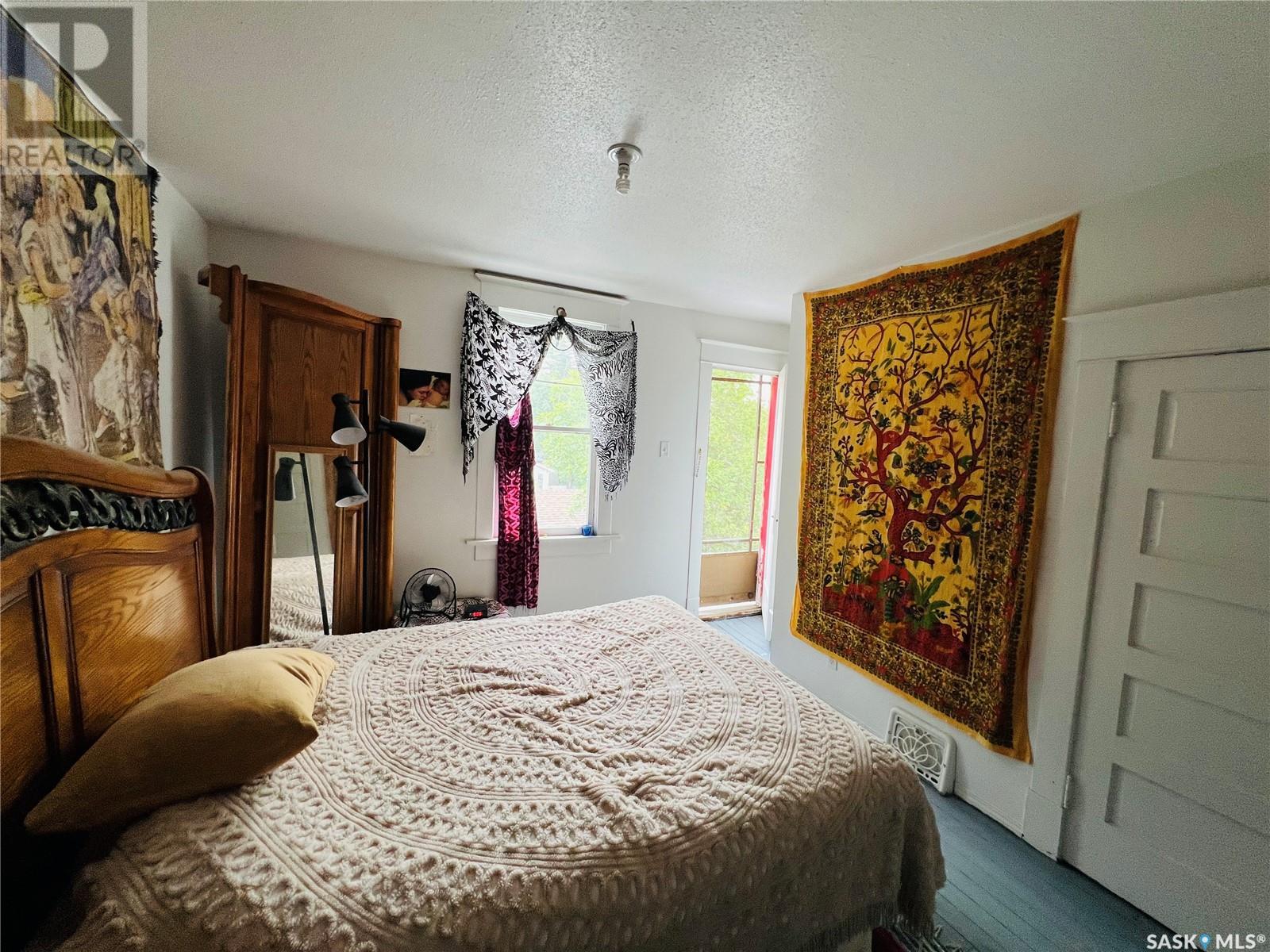 Single Family House 2 Level for Sale in  st AVENUE NE Swift Current 
