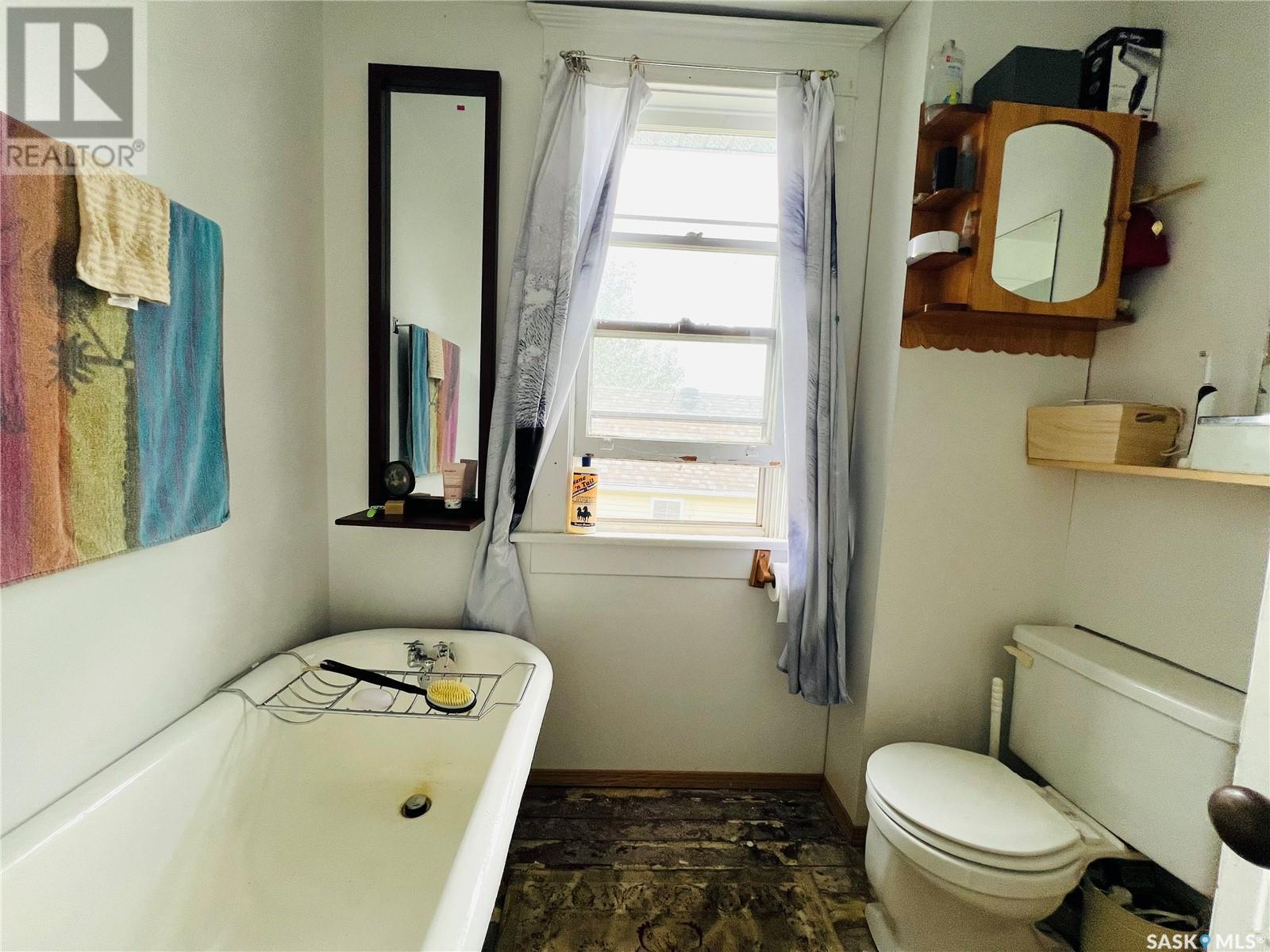 Single Family House 2 Level for Sale in  st AVENUE NE Swift Current 