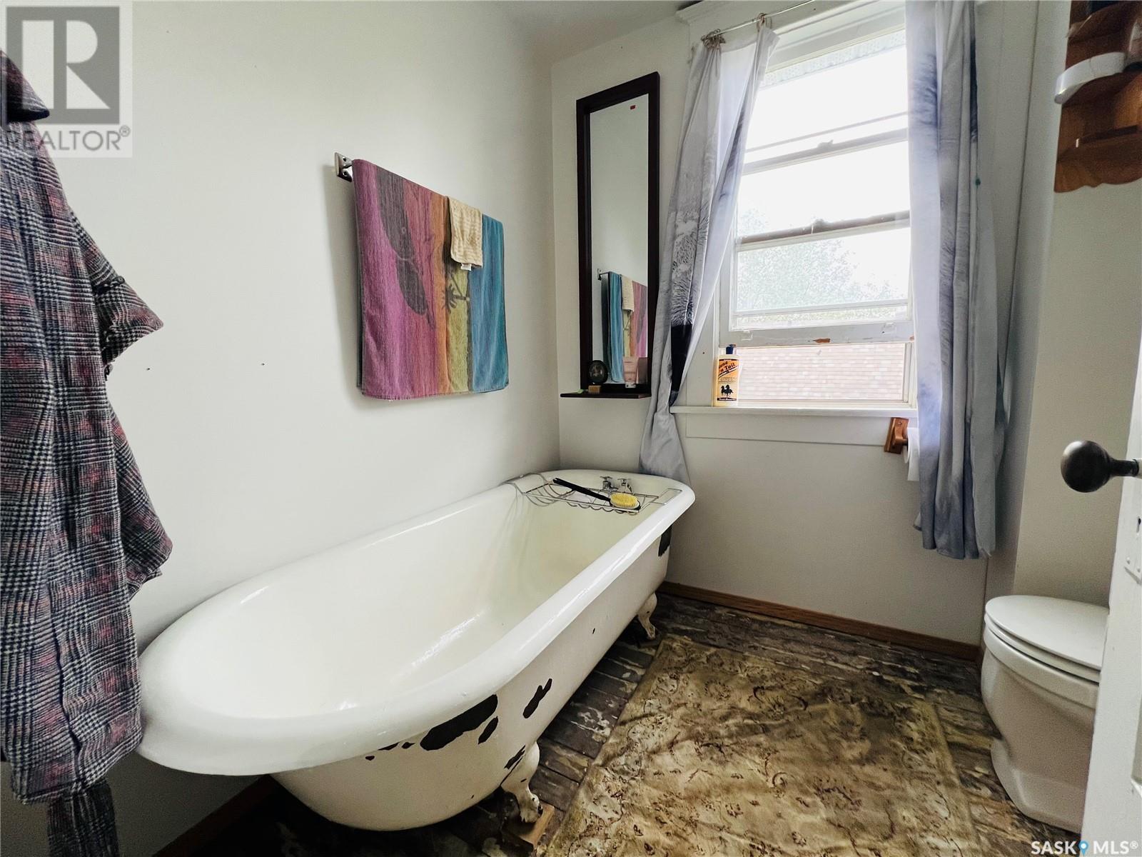 Single Family House 2 Level for Sale in  st AVENUE NE Swift Current 