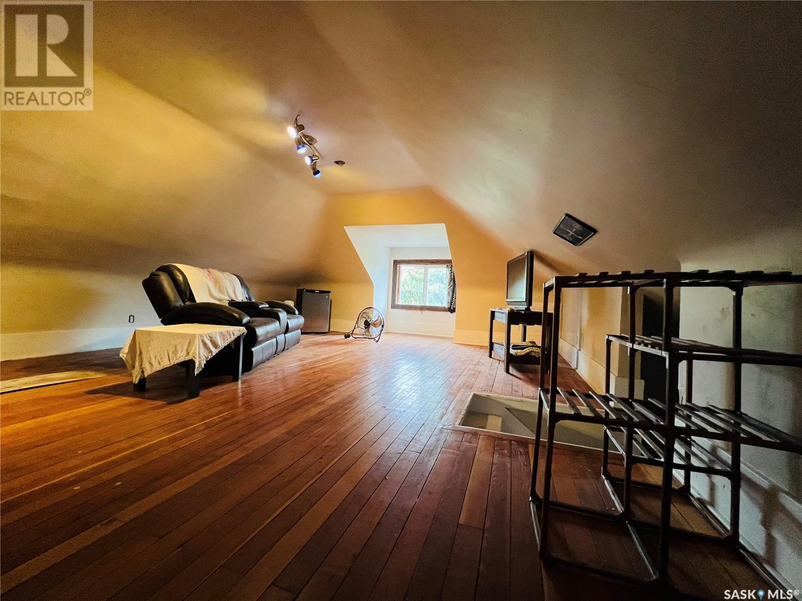 Single Family House 2 Level for Sale in  st AVENUE NE Swift Current 
