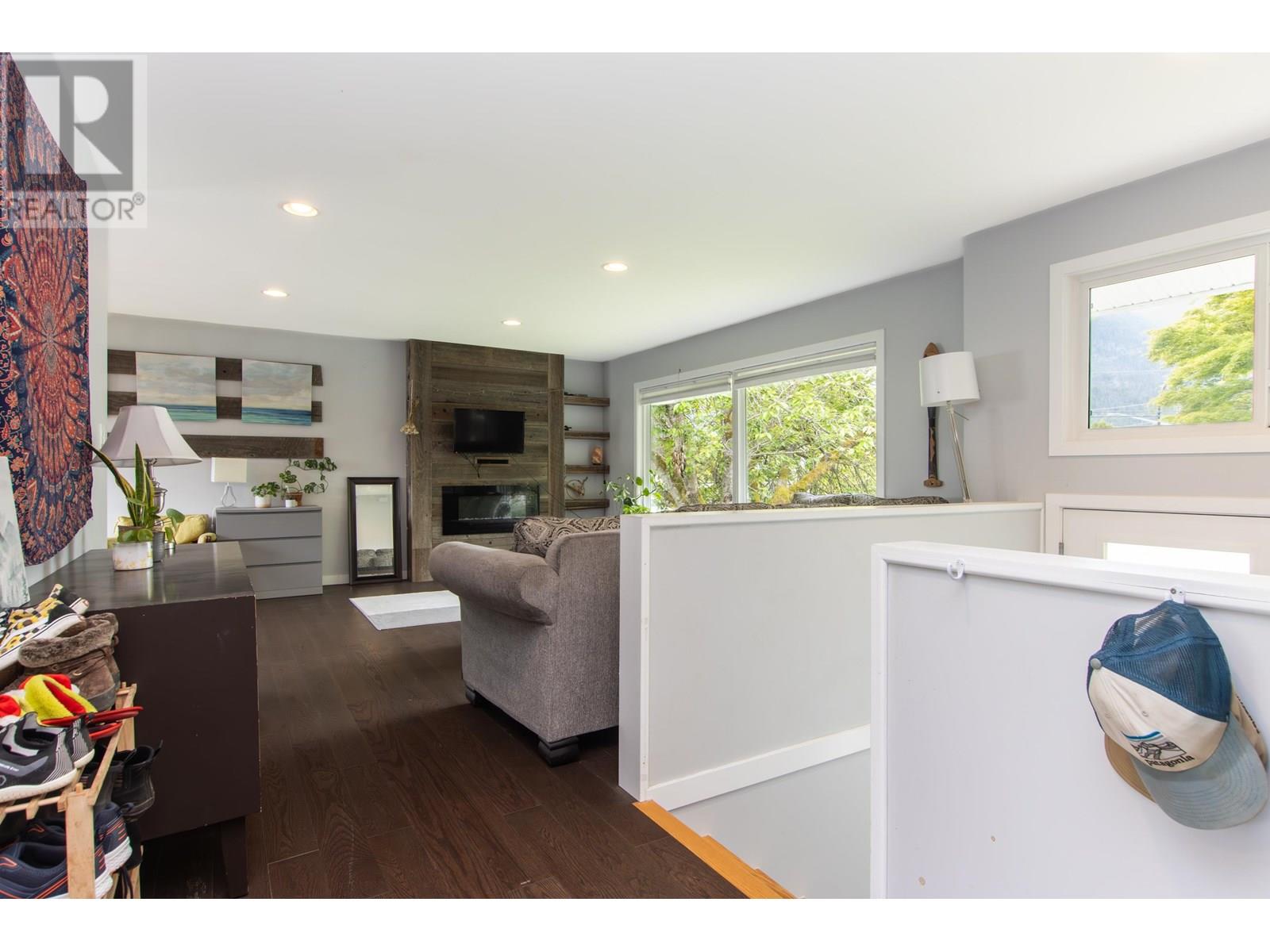 1980 GARIBALDI WAY, Squamish