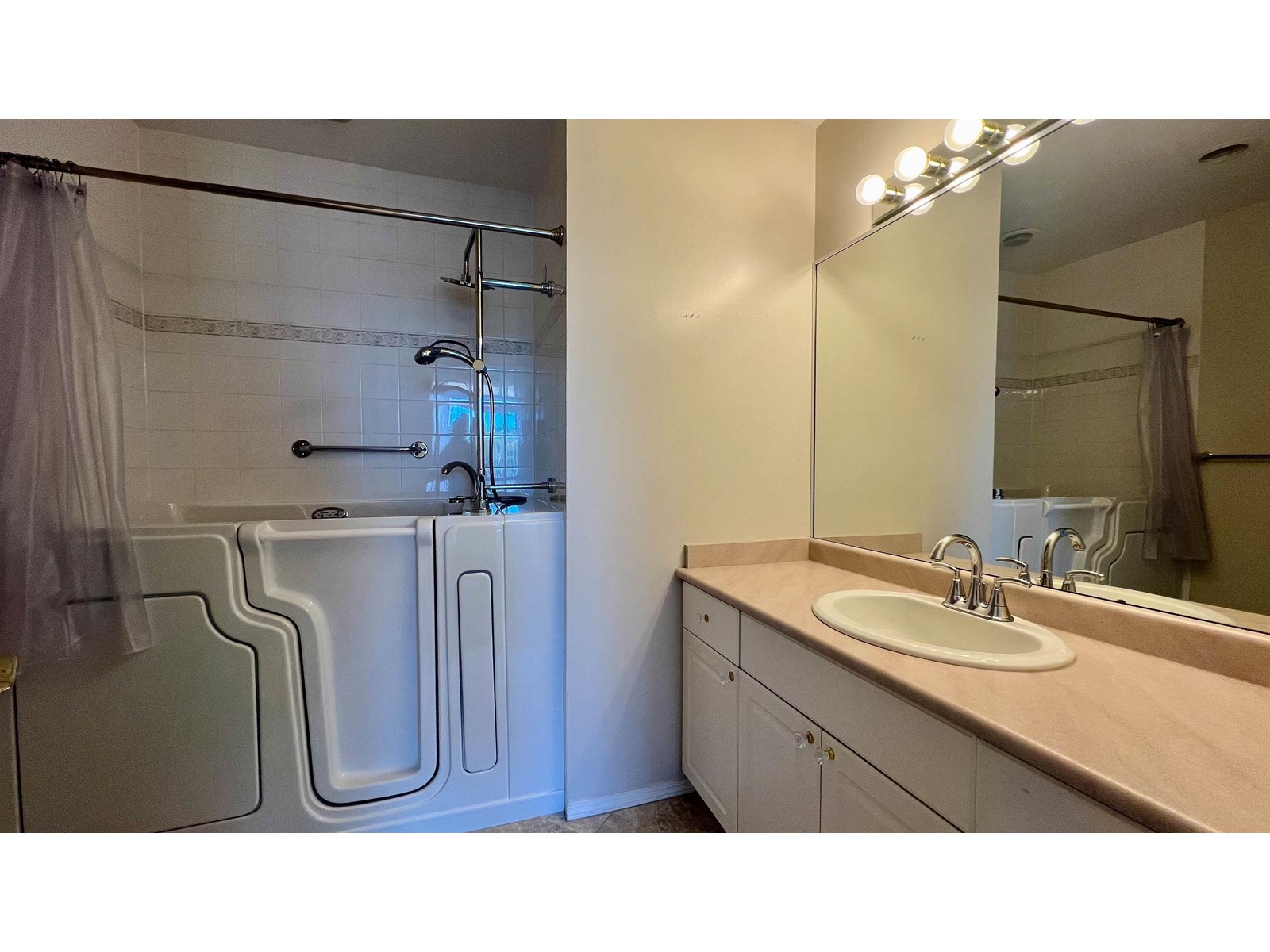 Photo 18 of 407 1765 Martin Drive, Surrey BC