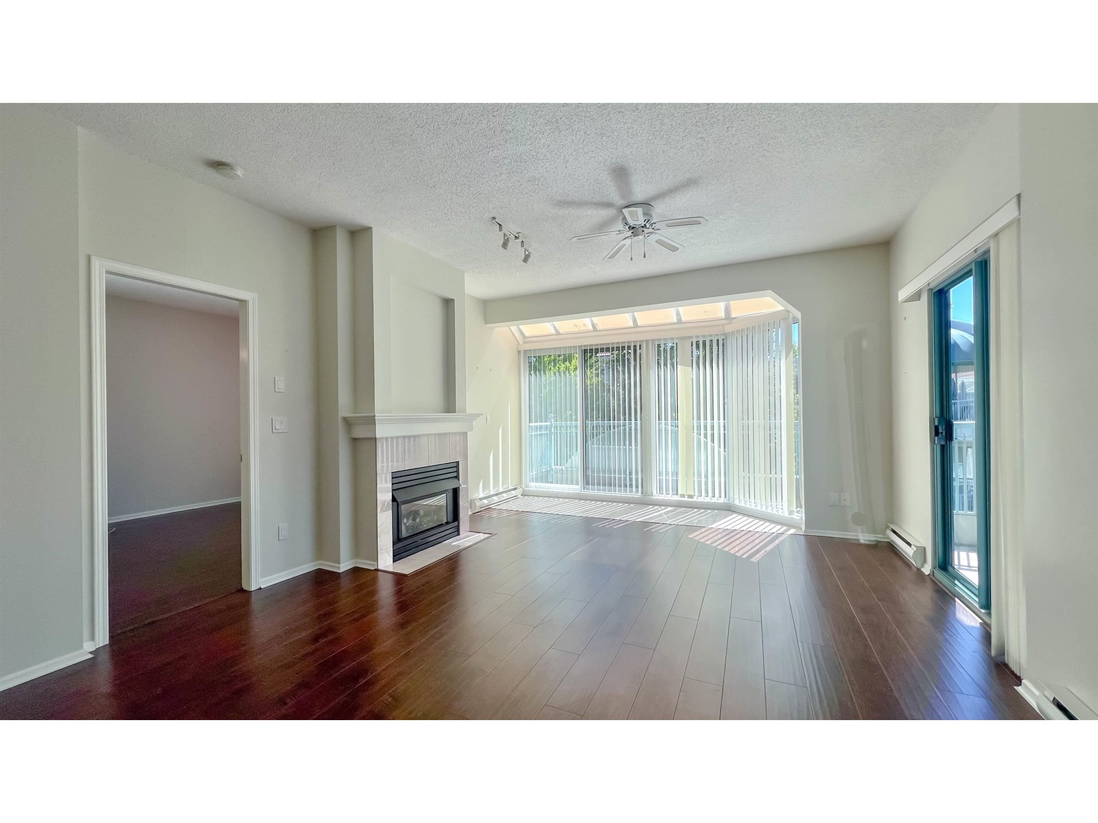 Photo 4 of 407 1765 Martin Drive, Surrey BC