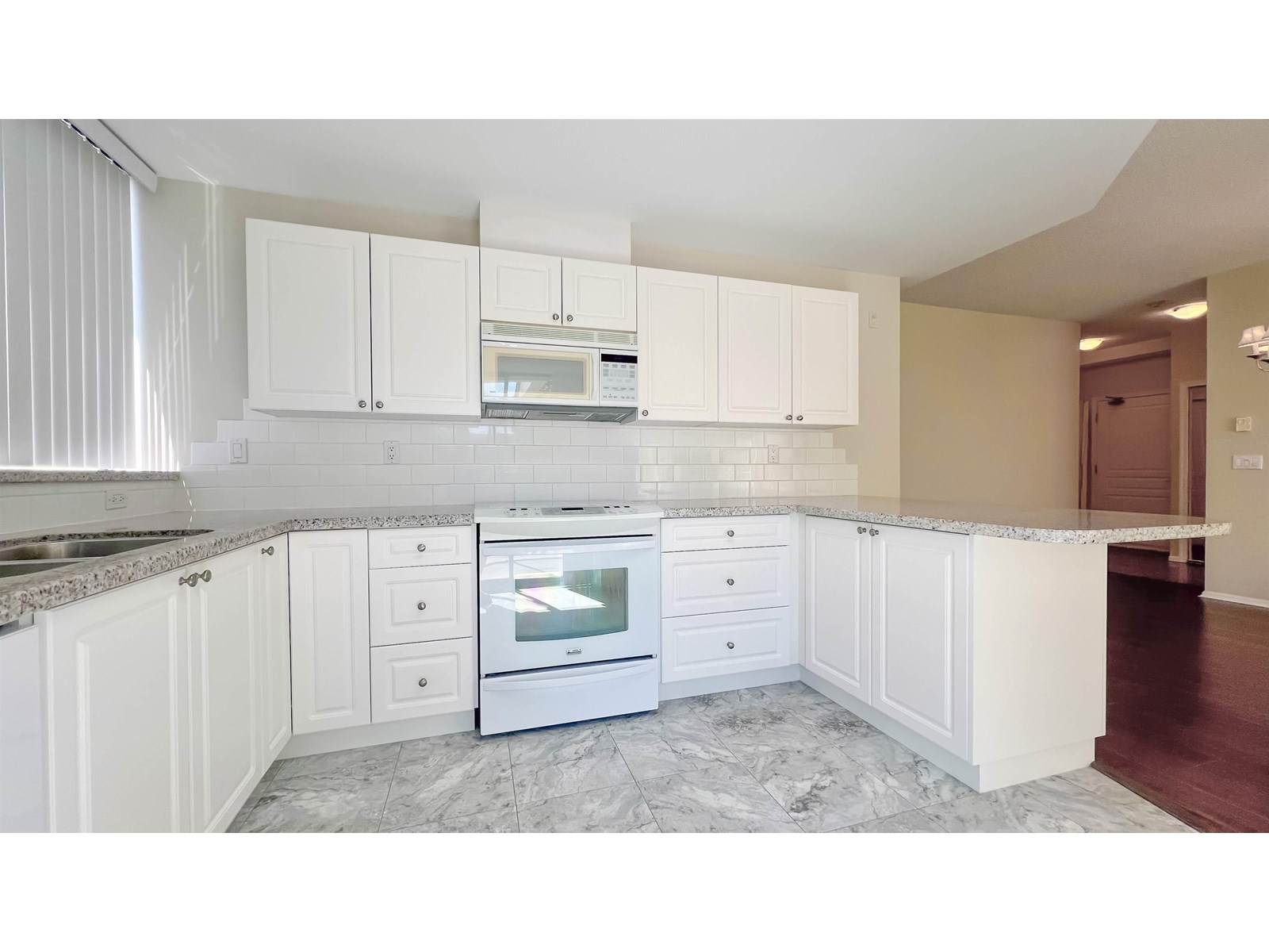 Photo 11 of 407 1765 Martin Drive, Surrey BC