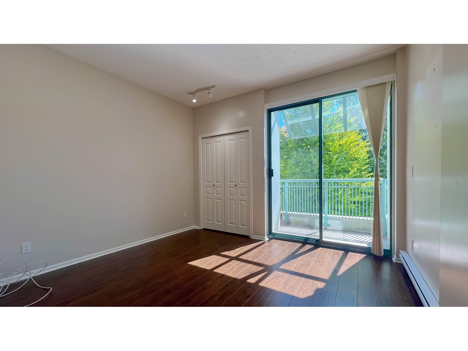 Photo 14 of 407 1765 Martin Drive, Surrey BC