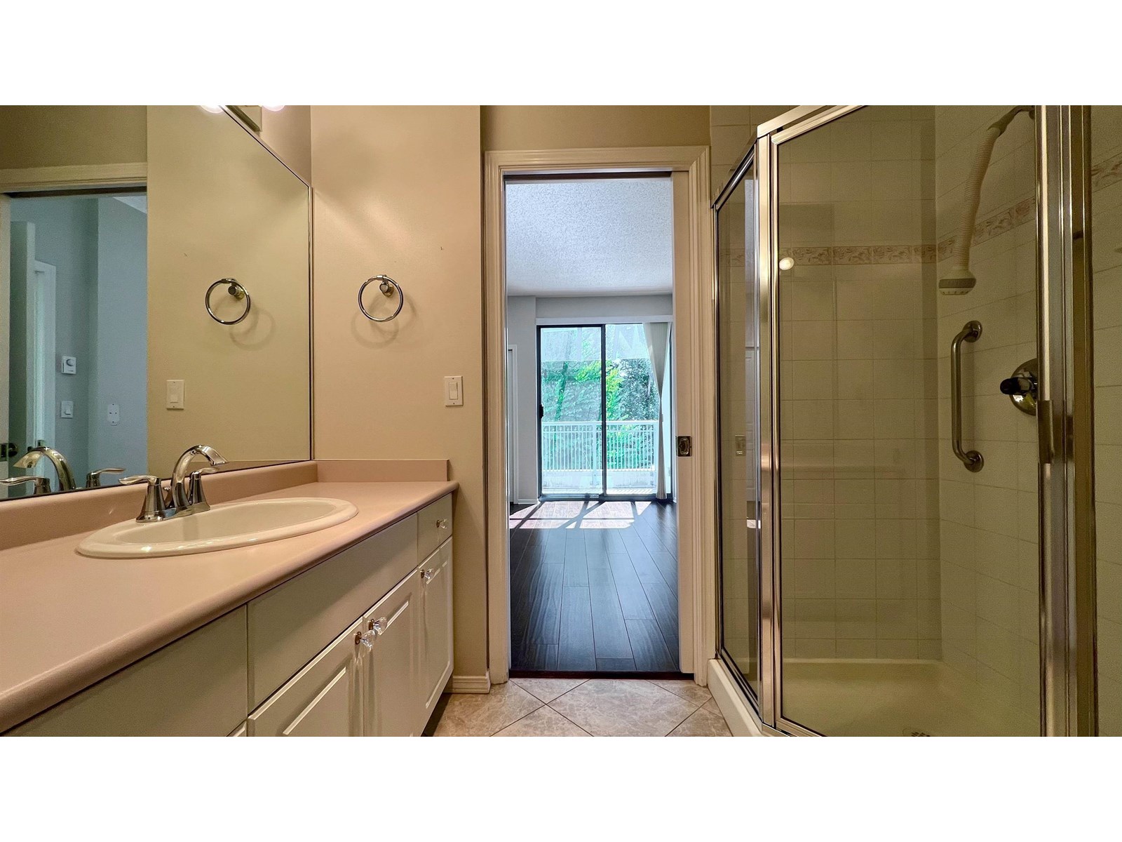 Photo 15 of 407 1765 Martin Drive, Surrey BC