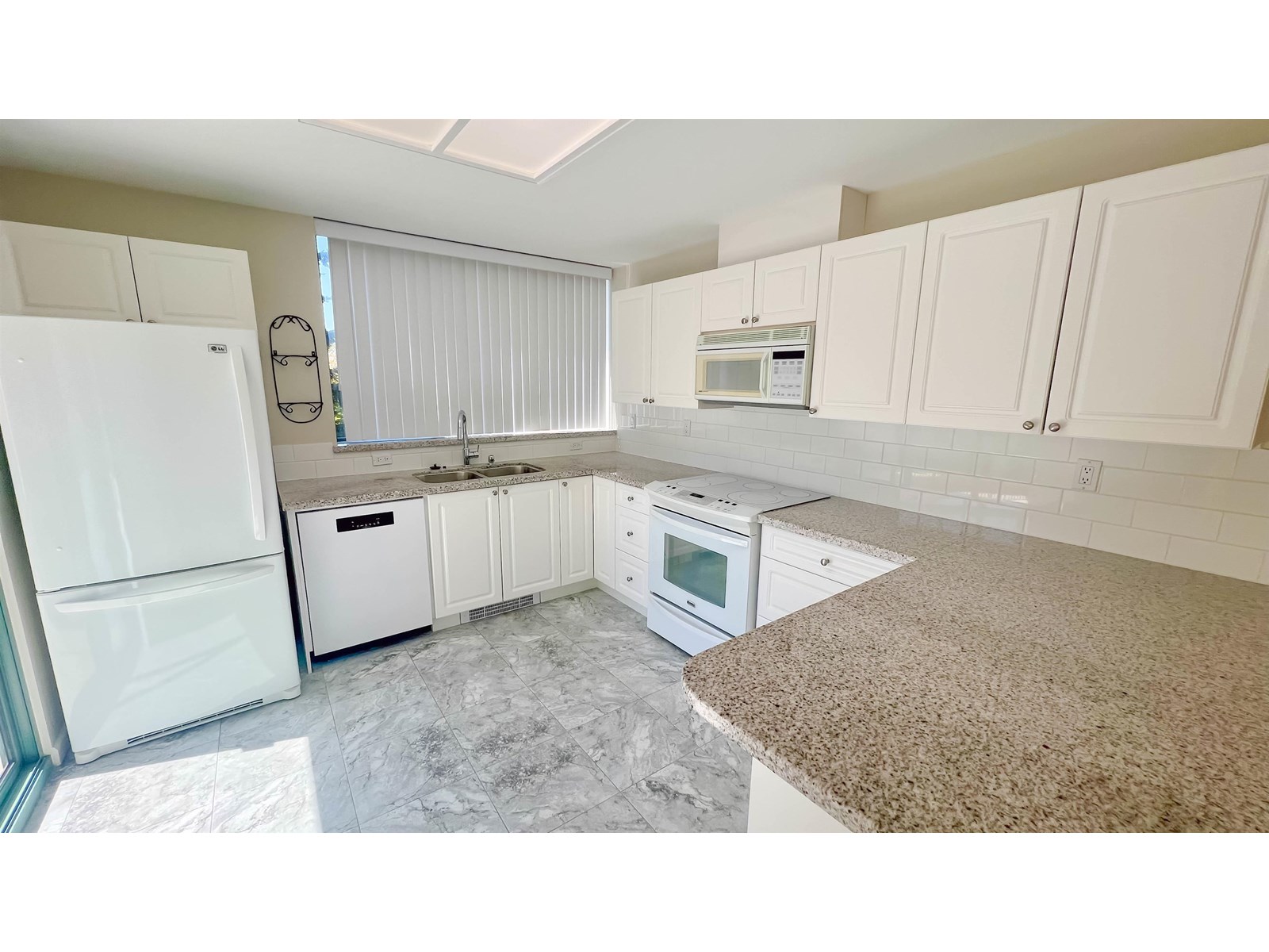 Photo 10 of 407 1765 Martin Drive, Surrey BC