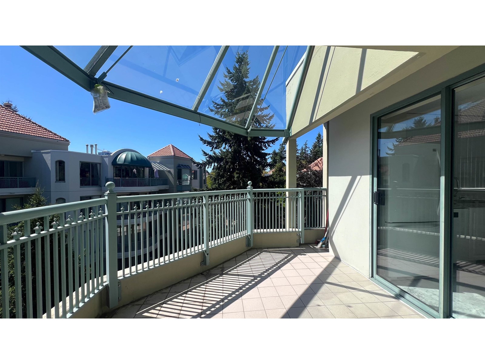 Photo 12 of 407 1765 Martin Drive, Surrey BC