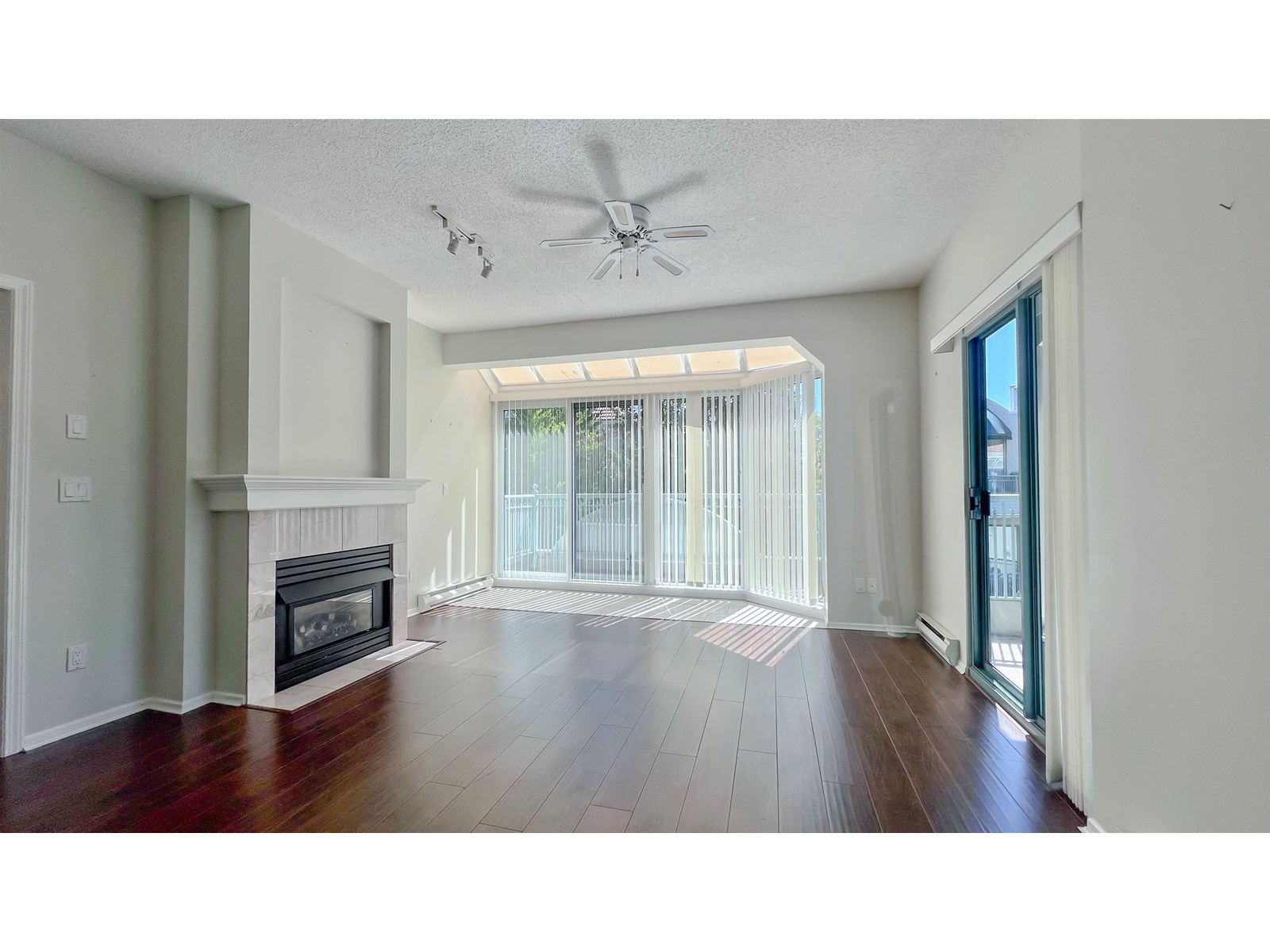 Photo 3 of 407 1765 Martin Drive, Surrey BC