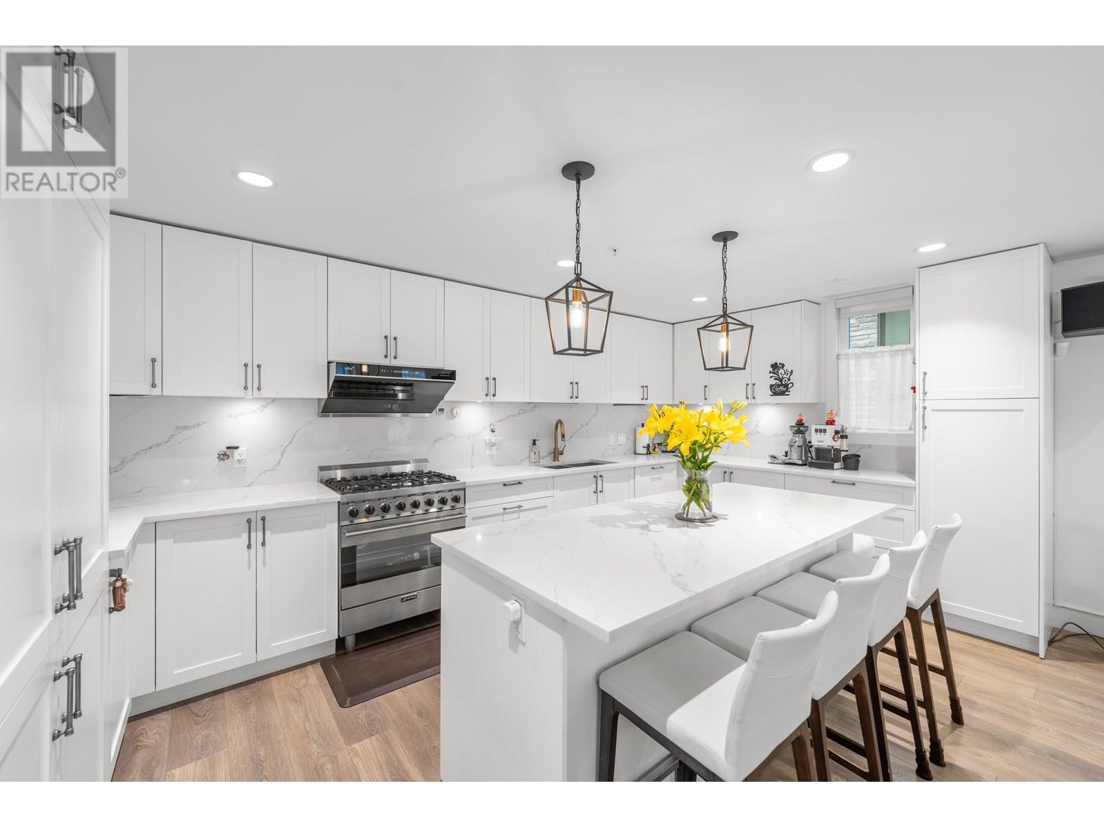 Photo 12 of 451 W 63rd Avenue, Vancouver BC