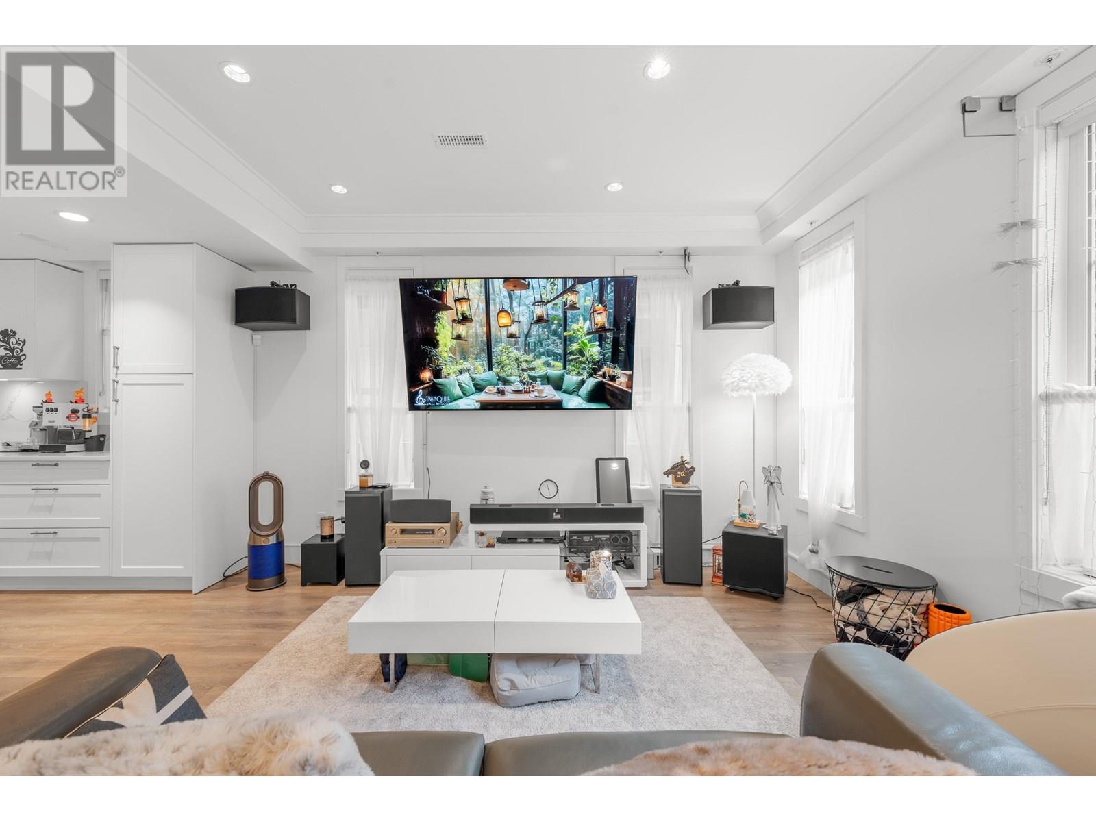 Photo 3 of 451 W 63rd Avenue, Vancouver BC