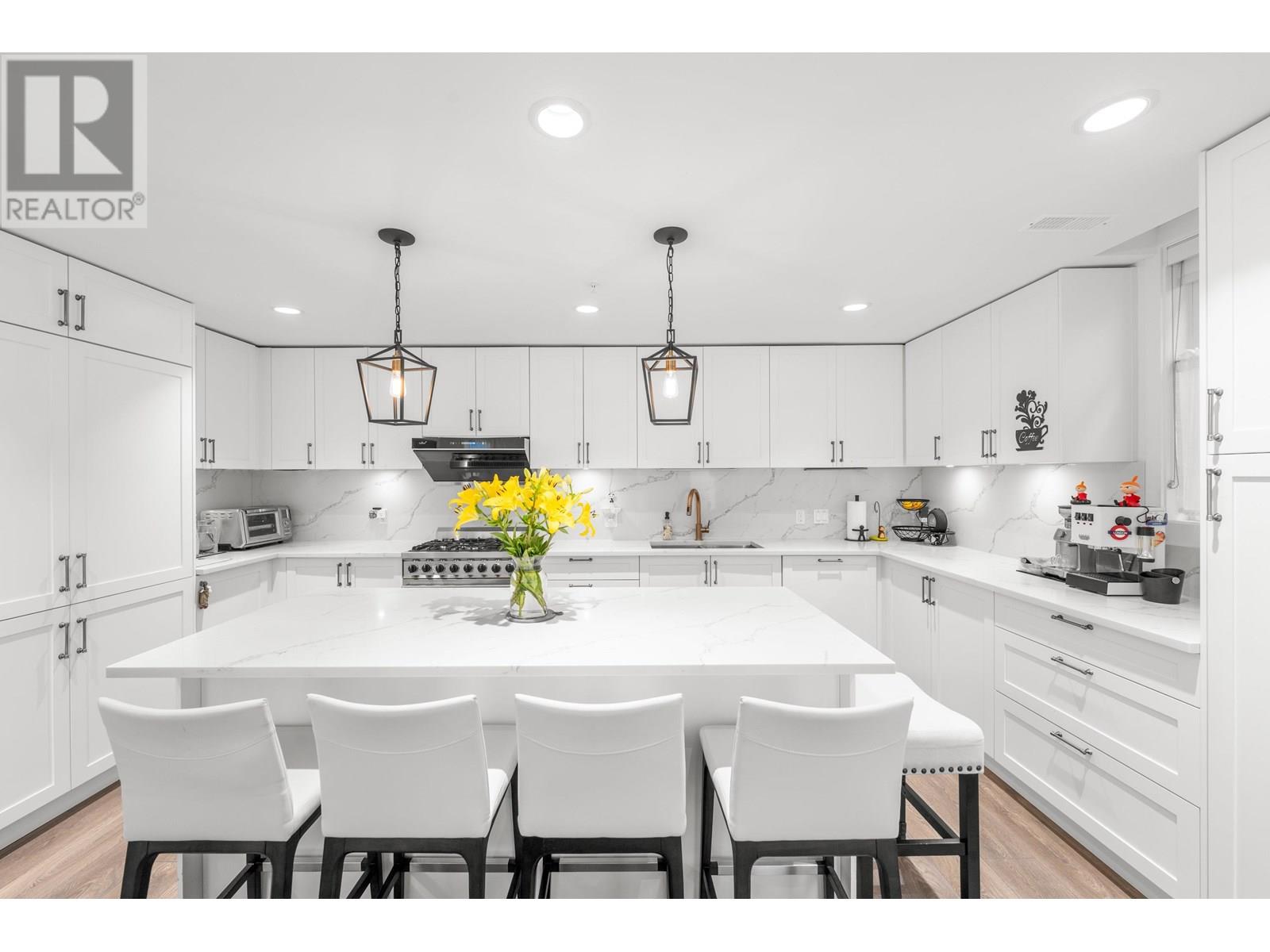 Photo 10 of 451 W 63rd Avenue, Vancouver BC