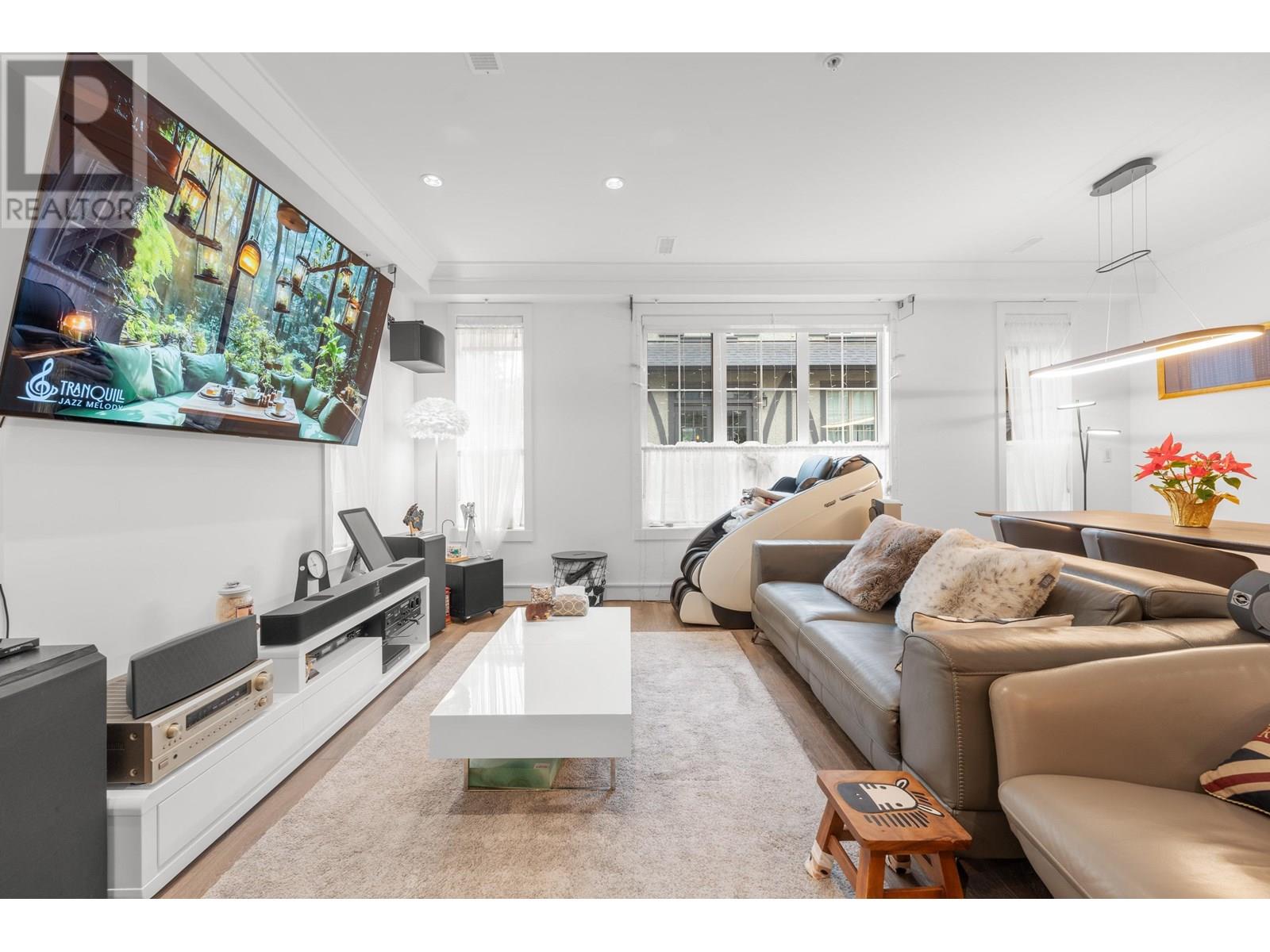 Photo 4 of 451 W 63rd Avenue, Vancouver BC