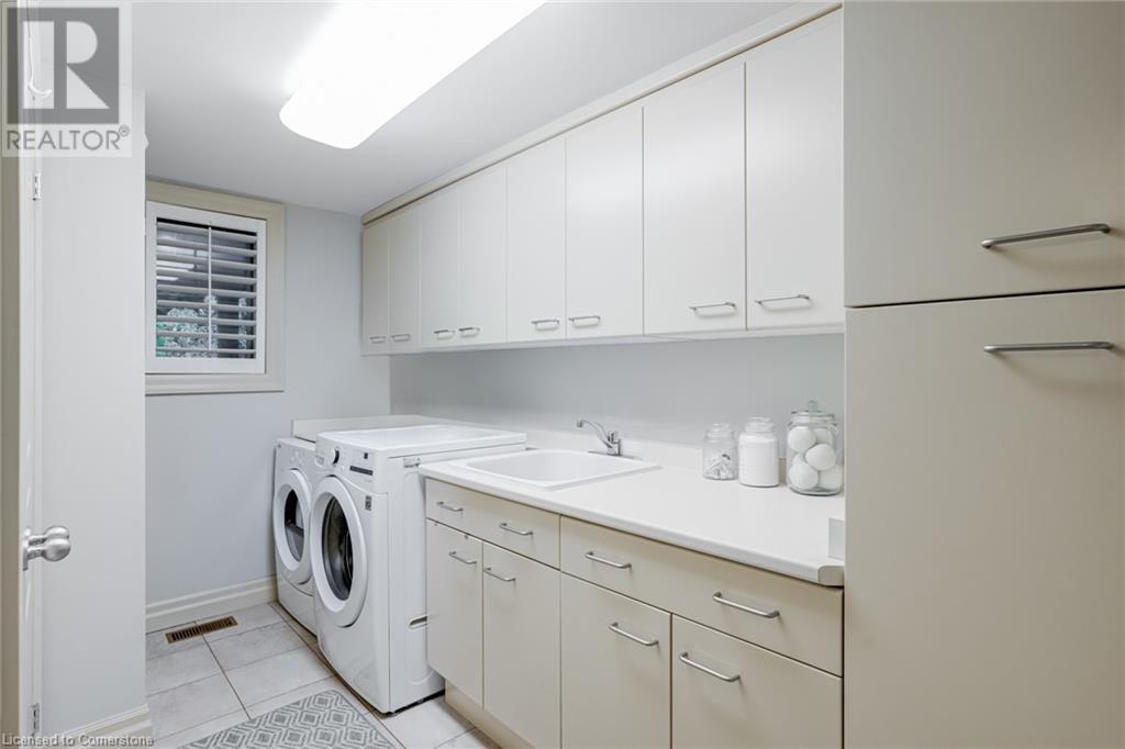 Photo 23 of 34 Harrington Place, Ancaster ON