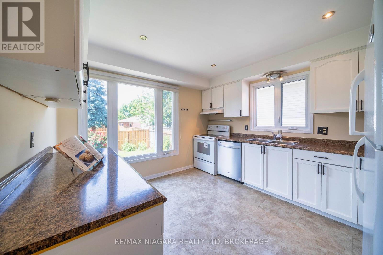 Photo 12 of 26 Crestcombe Road, St Catharines ON