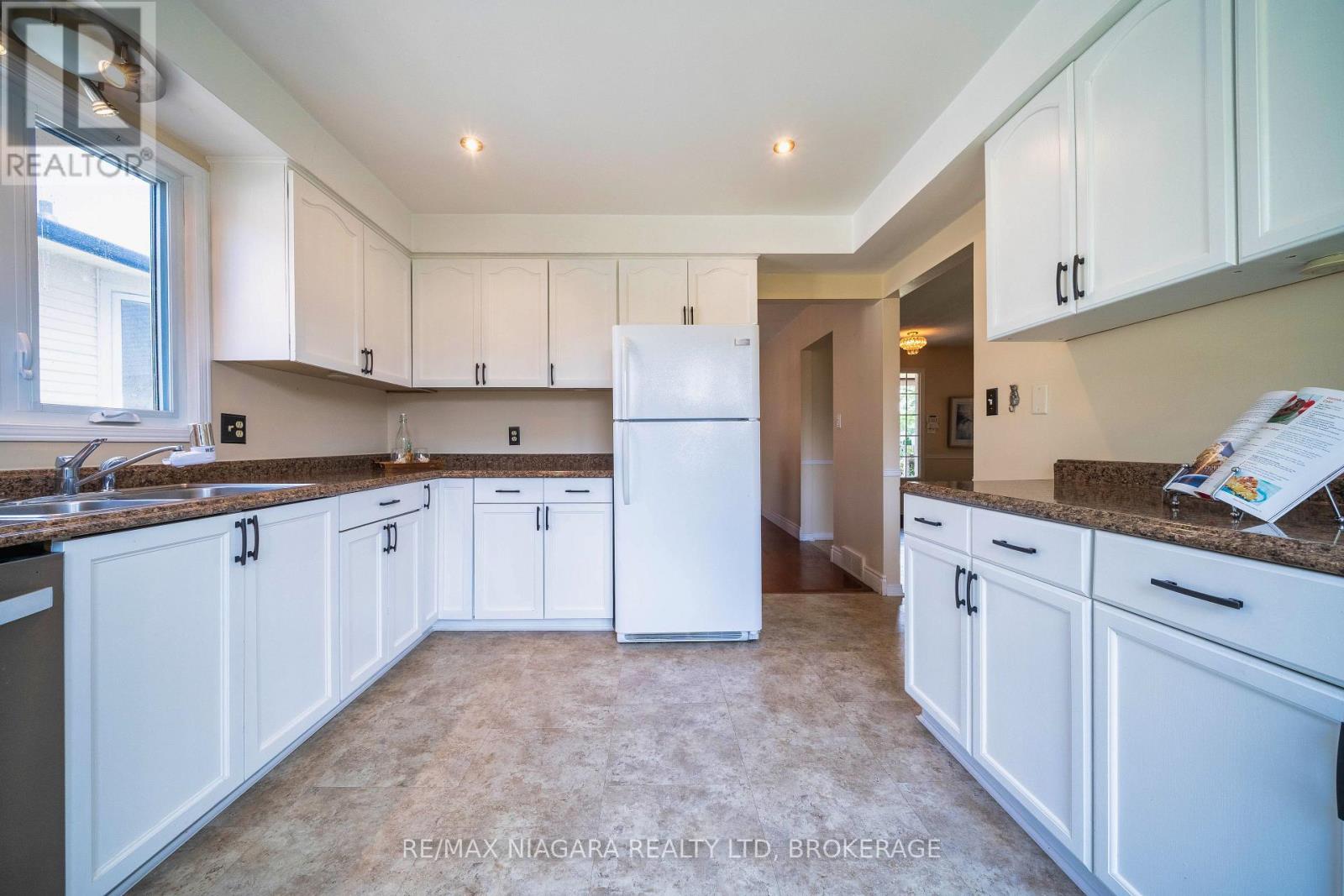Photo 8 of 26 Crestcombe Road, St Catharines ON