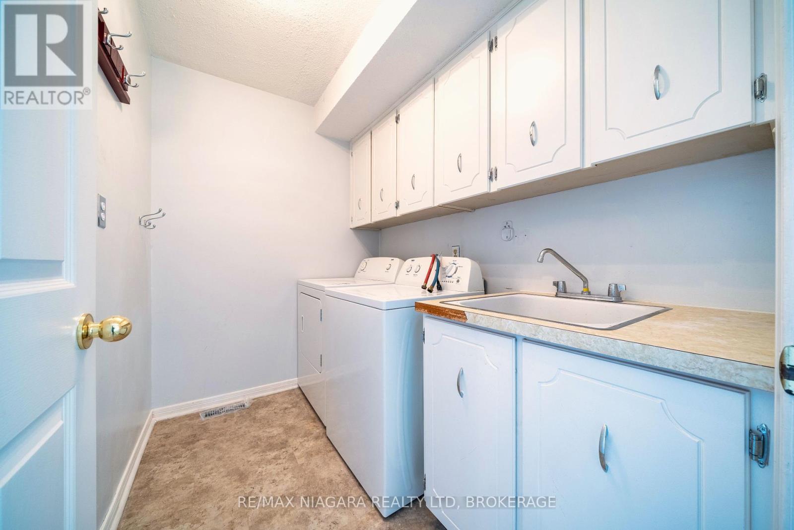 Photo 14 of 26 Crestcombe Road, St Catharines ON